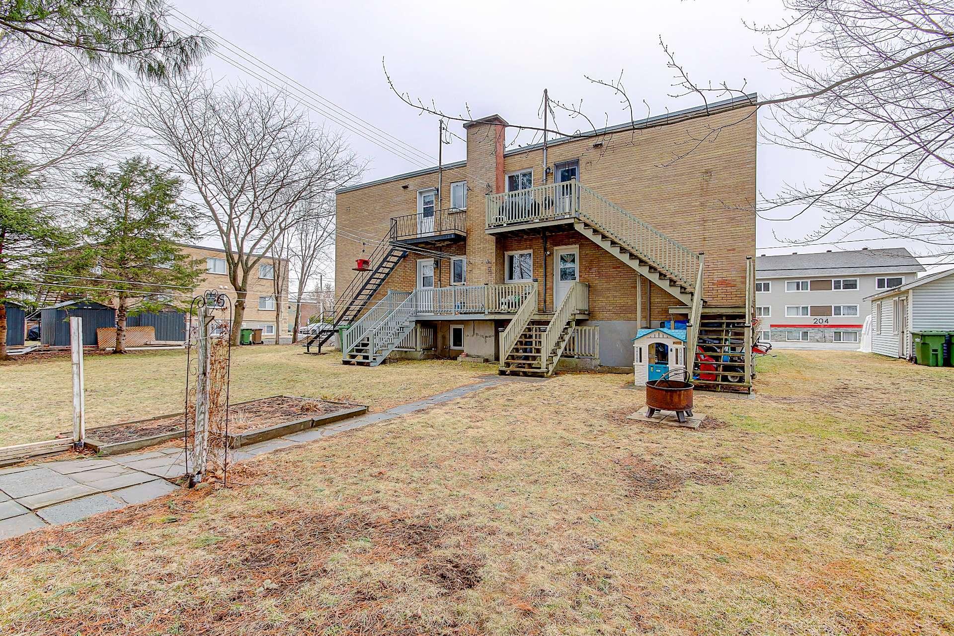 









203


Rue Bell

,
Cowansville,




QC
J2K3E1

