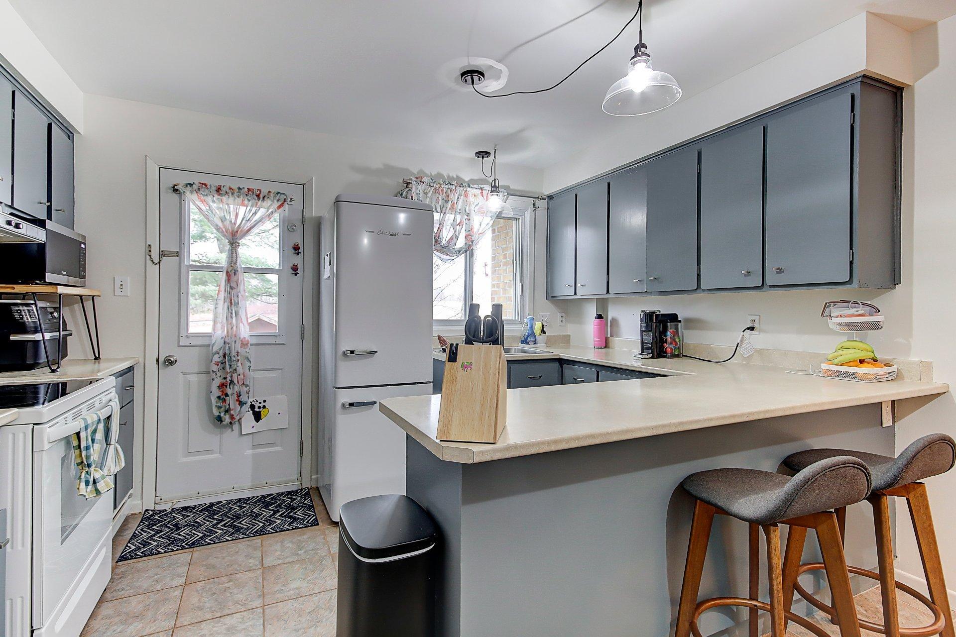 









203


Rue Bell

,
Cowansville,




QC
J2K3E1

