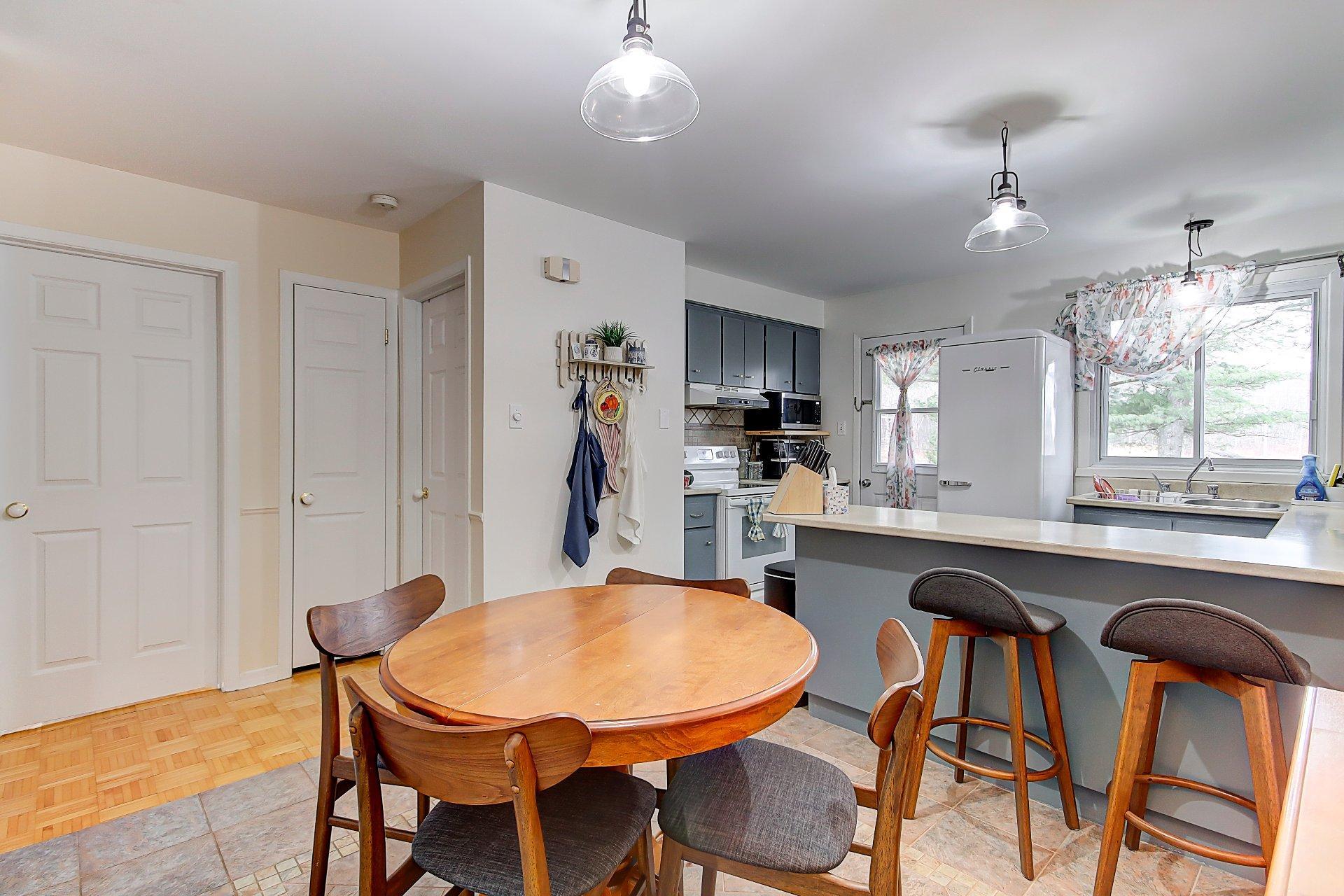 









203


Rue Bell

,
Cowansville,




QC
J2K3E1

