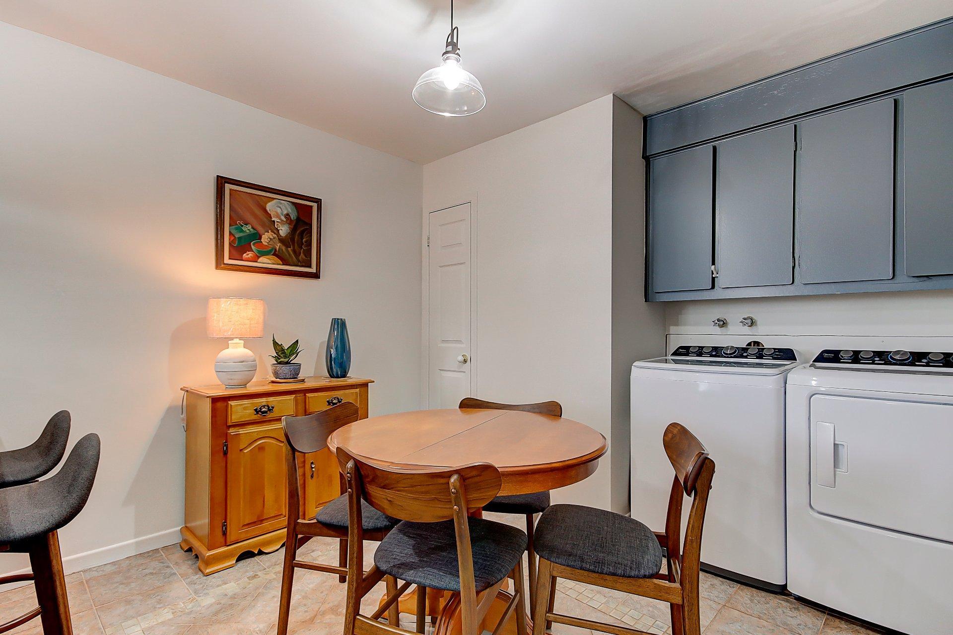 









203


Rue Bell

,
Cowansville,




QC
J2K3E1

