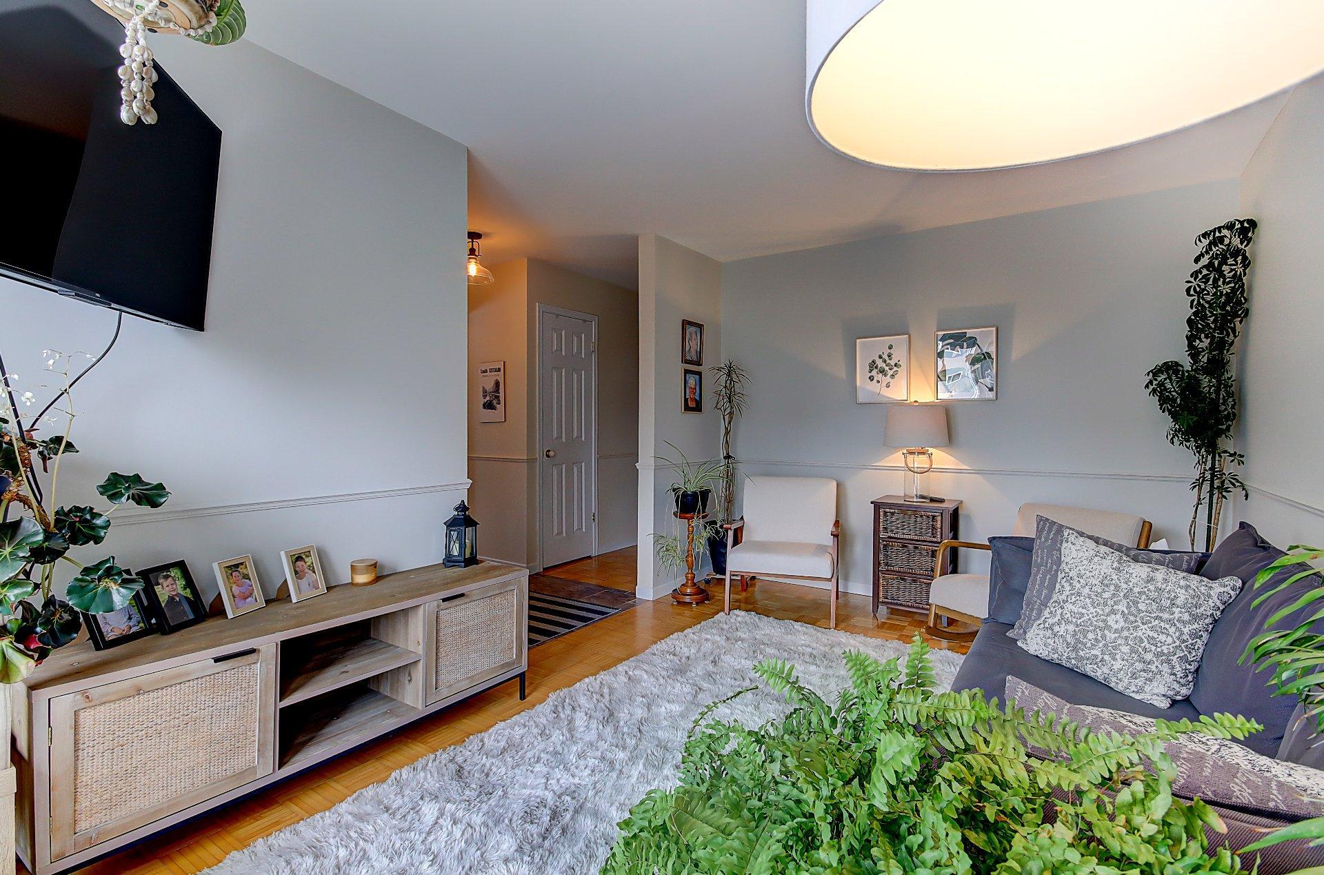 









203


Rue Bell

,
Cowansville,




QC
J2K3E1

