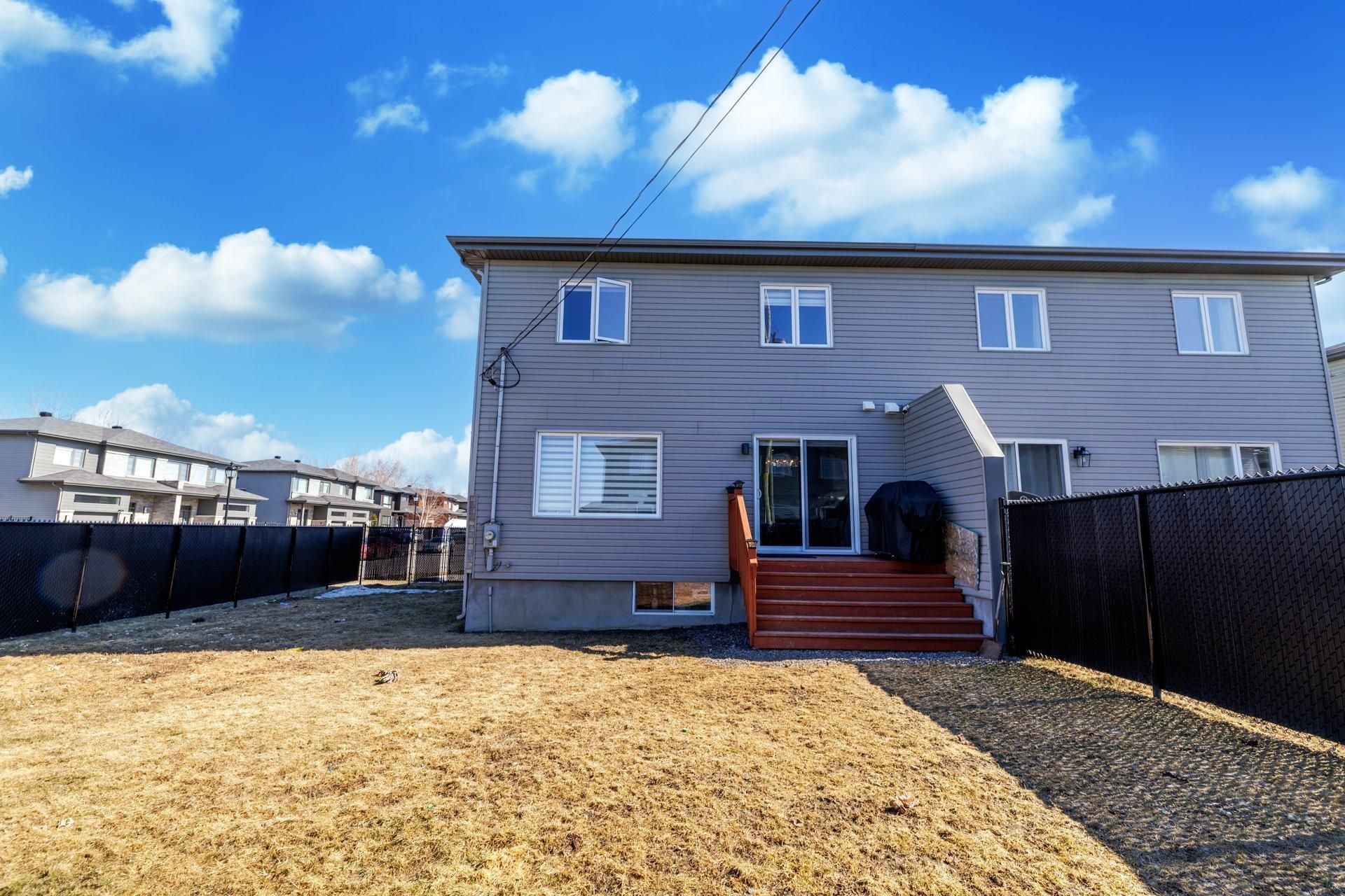 









998


Rue des Grillons

,
Saint-Lazare,




QC
J7T0J4


