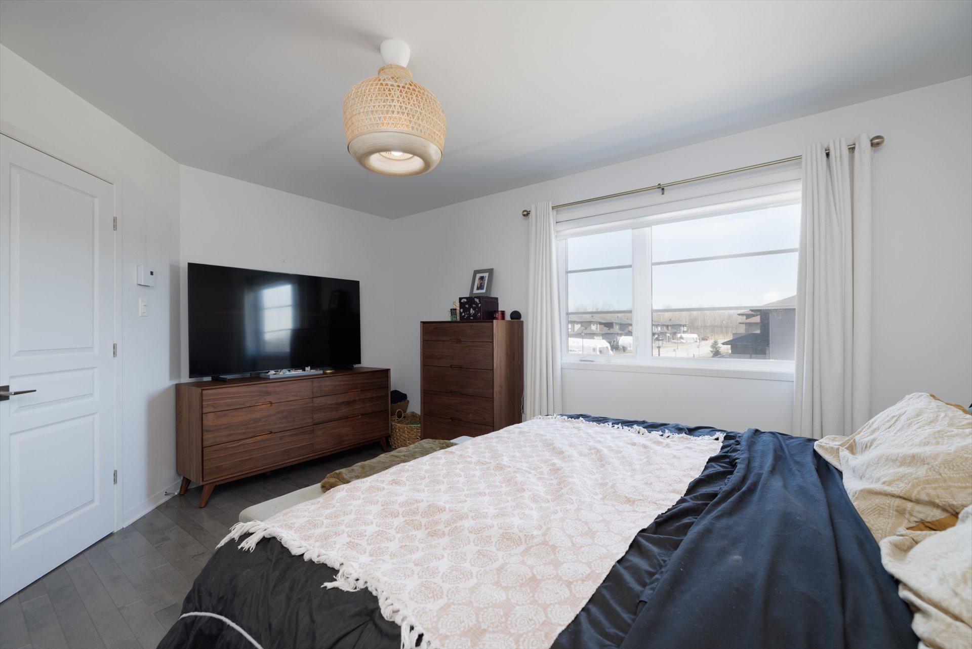 









998


Rue des Grillons

,
Saint-Lazare,




QC
J7T0J4

