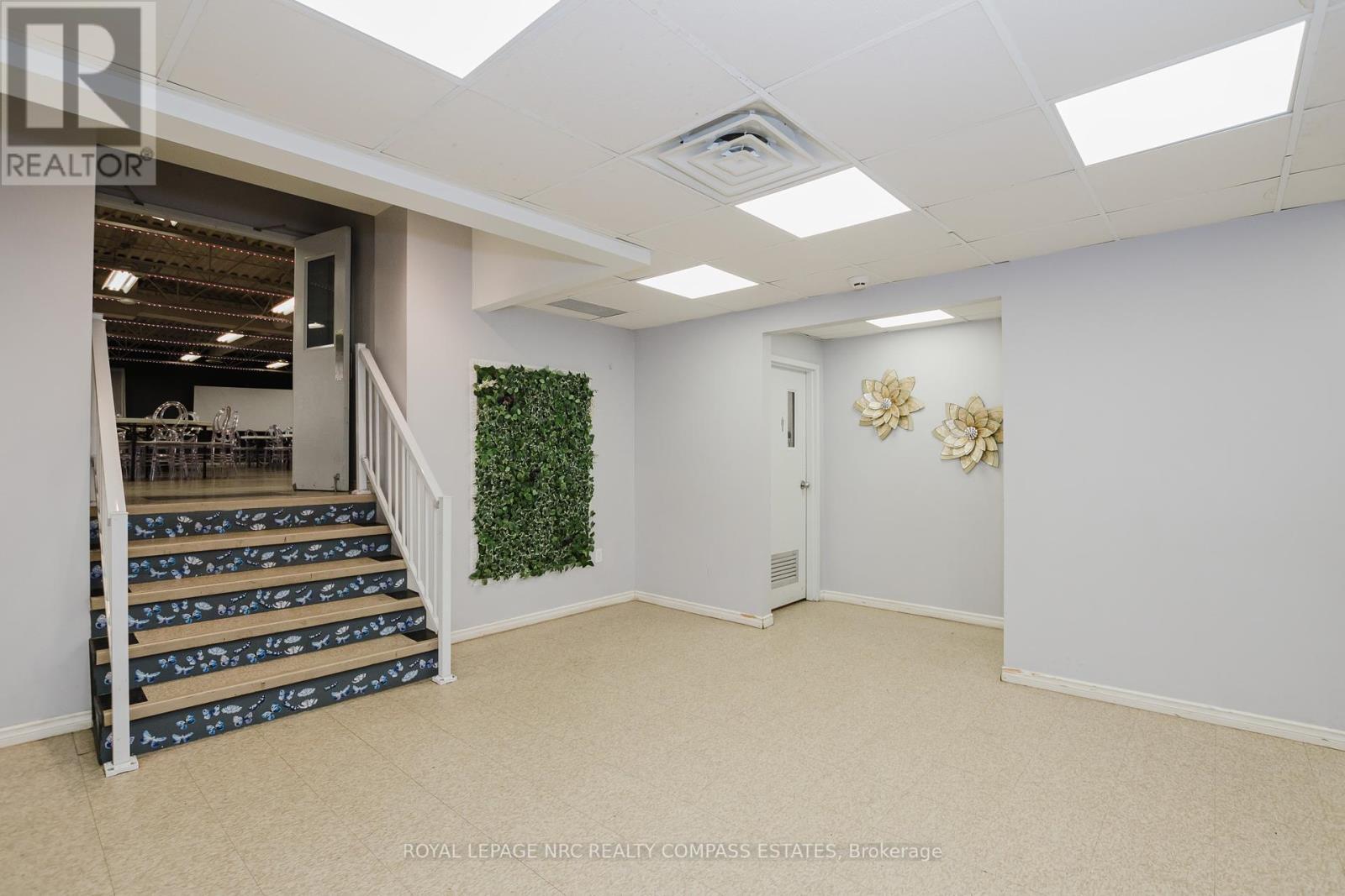 












UPPER LEVEL - 123 QUEENSTON STREET

,
St. Catharines (E. Chester),




Ontario
L2R2Z6

