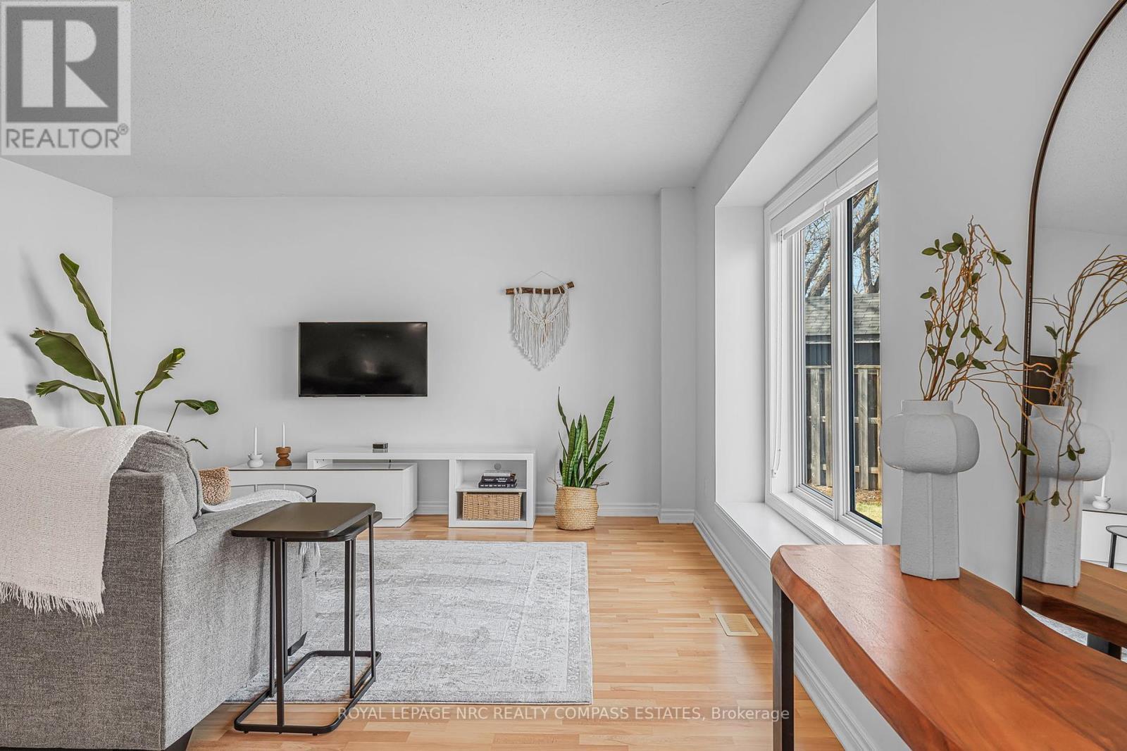 












4 - 41 BROADWAY AVENUE

,
St. Catharines (Port Weller),




Ontario
L2M1M3

