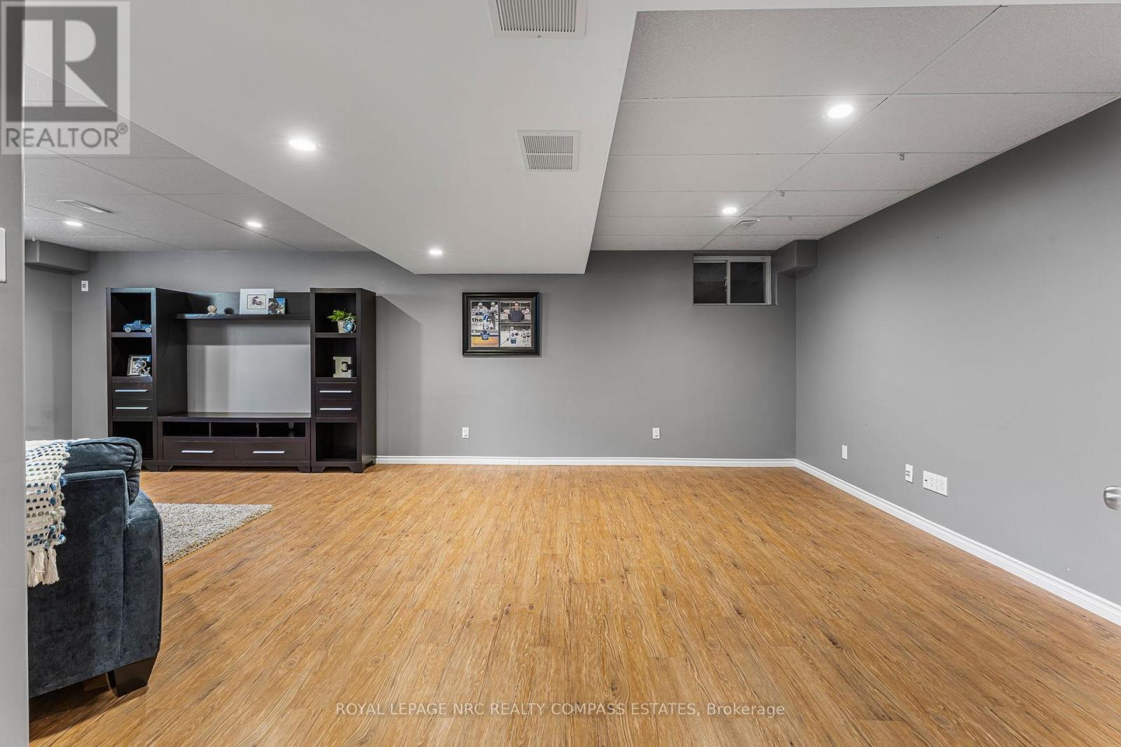 












4 - 41 BROADWAY AVENUE

,
St. Catharines (Port Weller),




Ontario
L2M1M3


