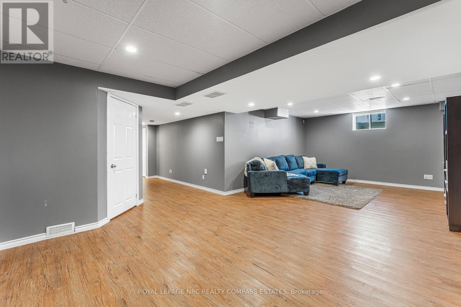 












4 - 41 BROADWAY AVENUE

,
St. Catharines (Port Weller),




Ontario
L2M1M3

