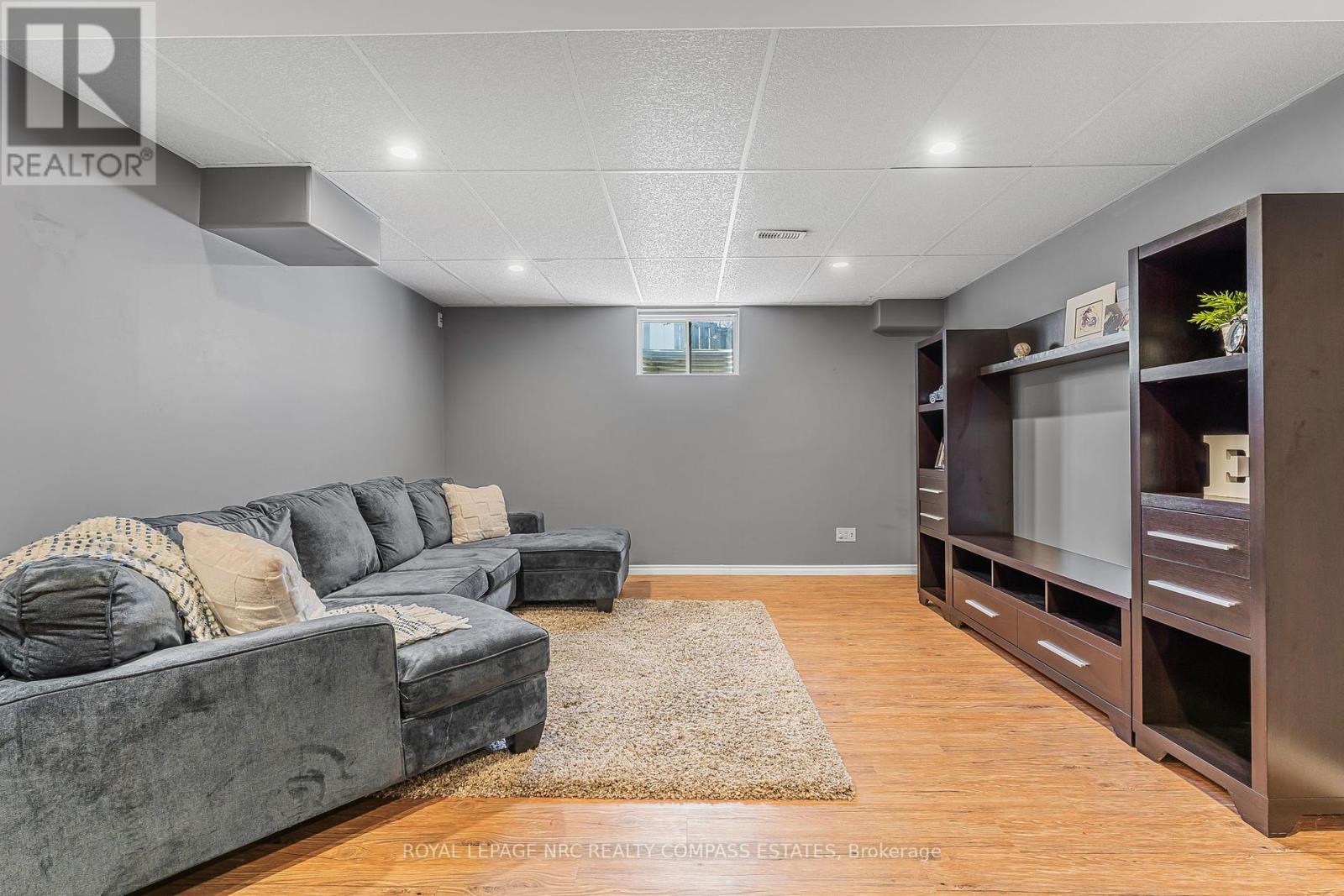 












4 - 41 BROADWAY AVENUE

,
St. Catharines (Port Weller),




Ontario
L2M1M3

