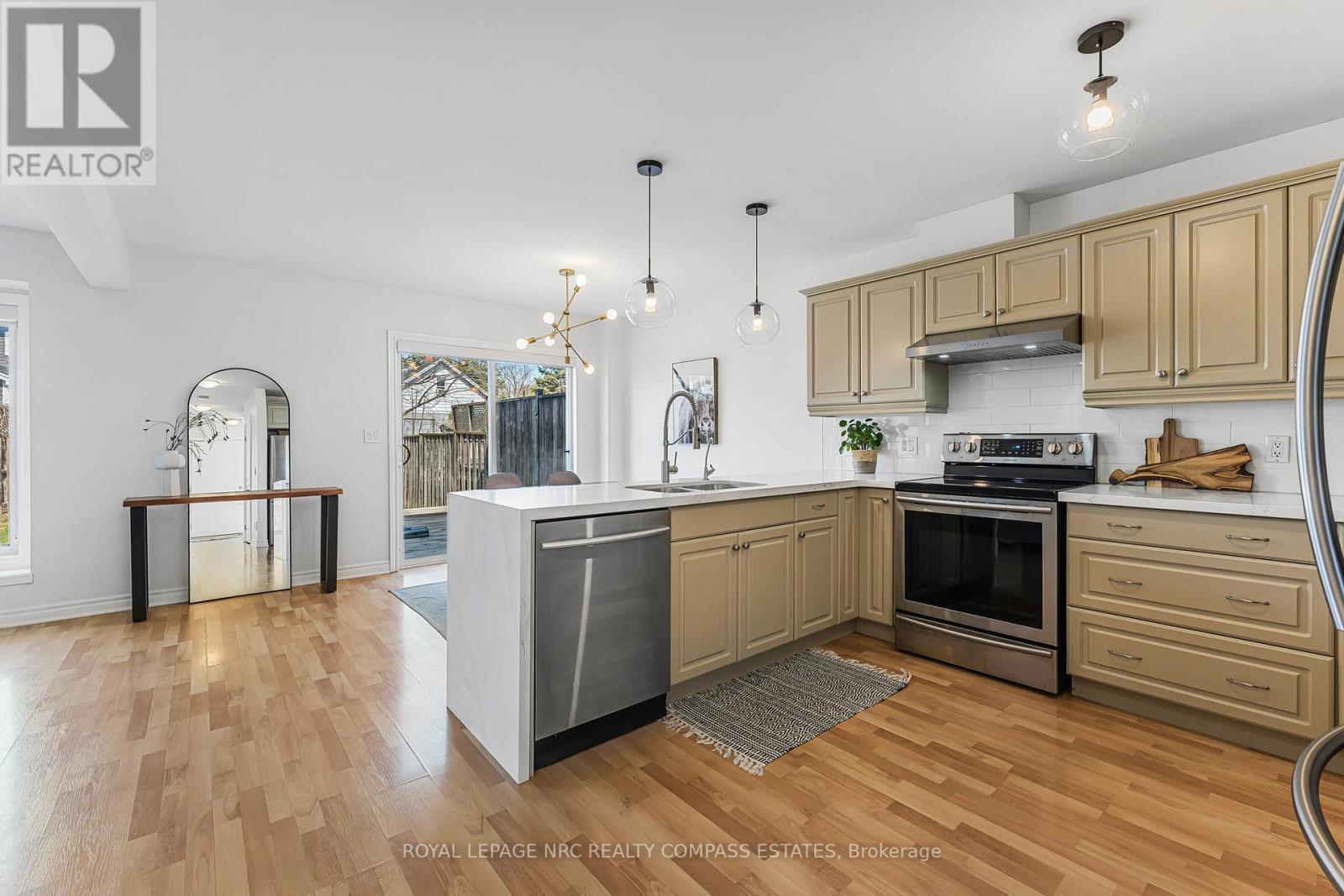 












4 - 41 BROADWAY AVENUE

,
St. Catharines (Port Weller),




Ontario
L2M1M3

