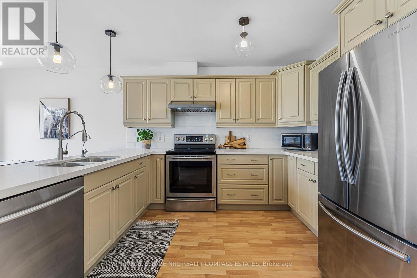 












4 - 41 BROADWAY AVENUE

,
St. Catharines (Port Weller),




Ontario
L2M1M3

