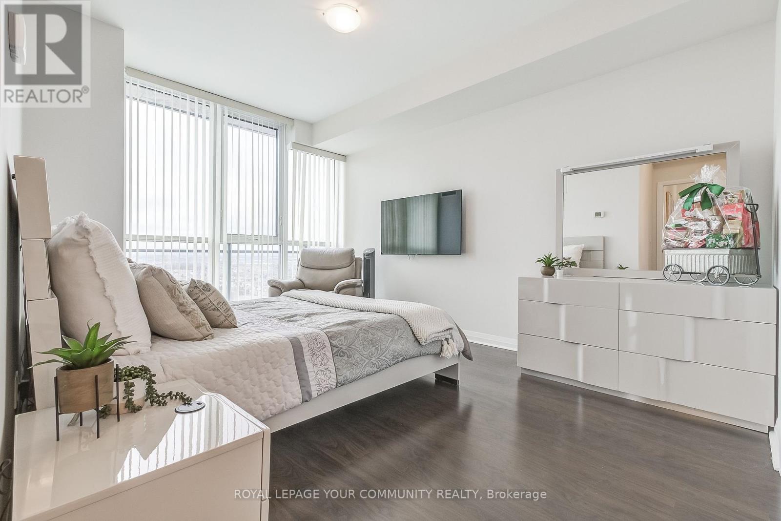 












2702 - 75 EGLINTON AVENUE W

,
Mississauga,




Ontario
L5R0E5

