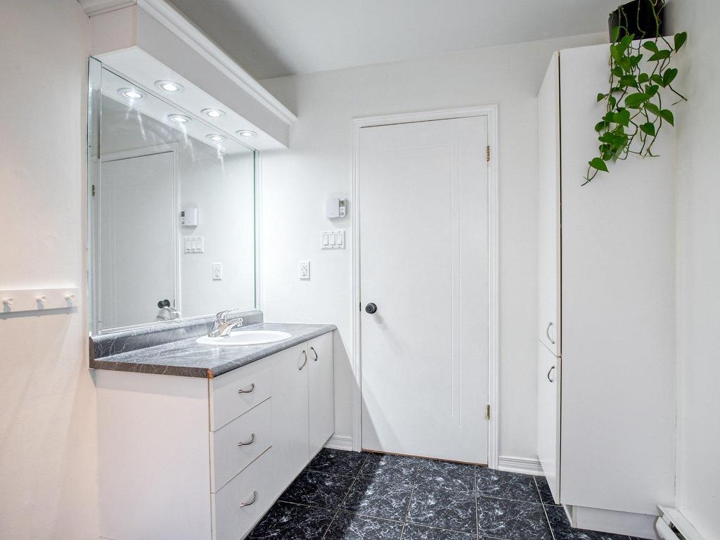 









1231


Rue St-Charles

,
Saint-Alexandre,




QC
J0J1S0

