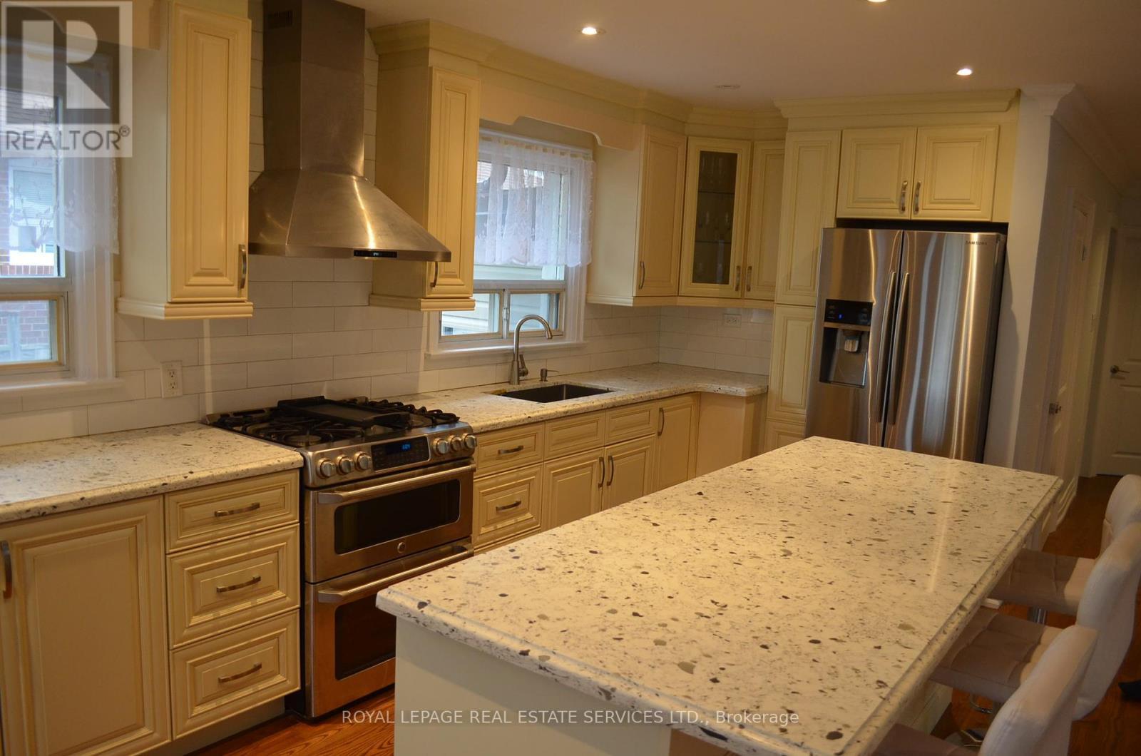 












UPPER - 1513 PHARMACY AVENUE

,
Toronto,




Ontario
M1R2J7

