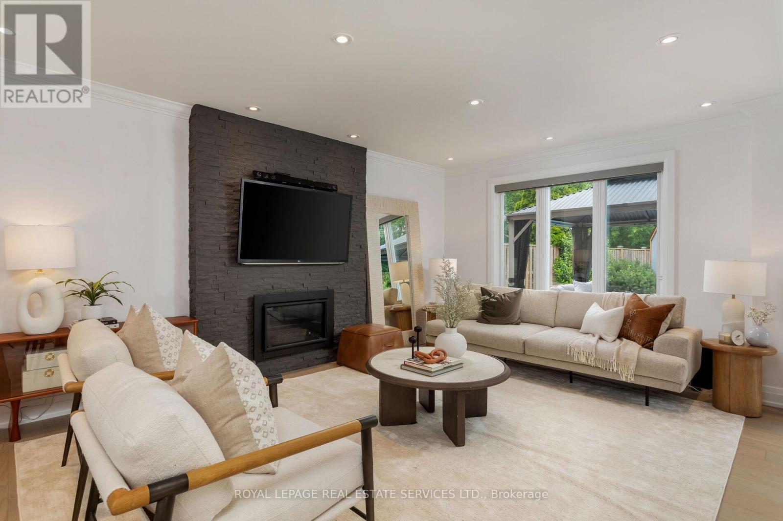 












1045 FAIR BIRCH DRIVE

,
Mississauga,




Ontario
L5H1M4

