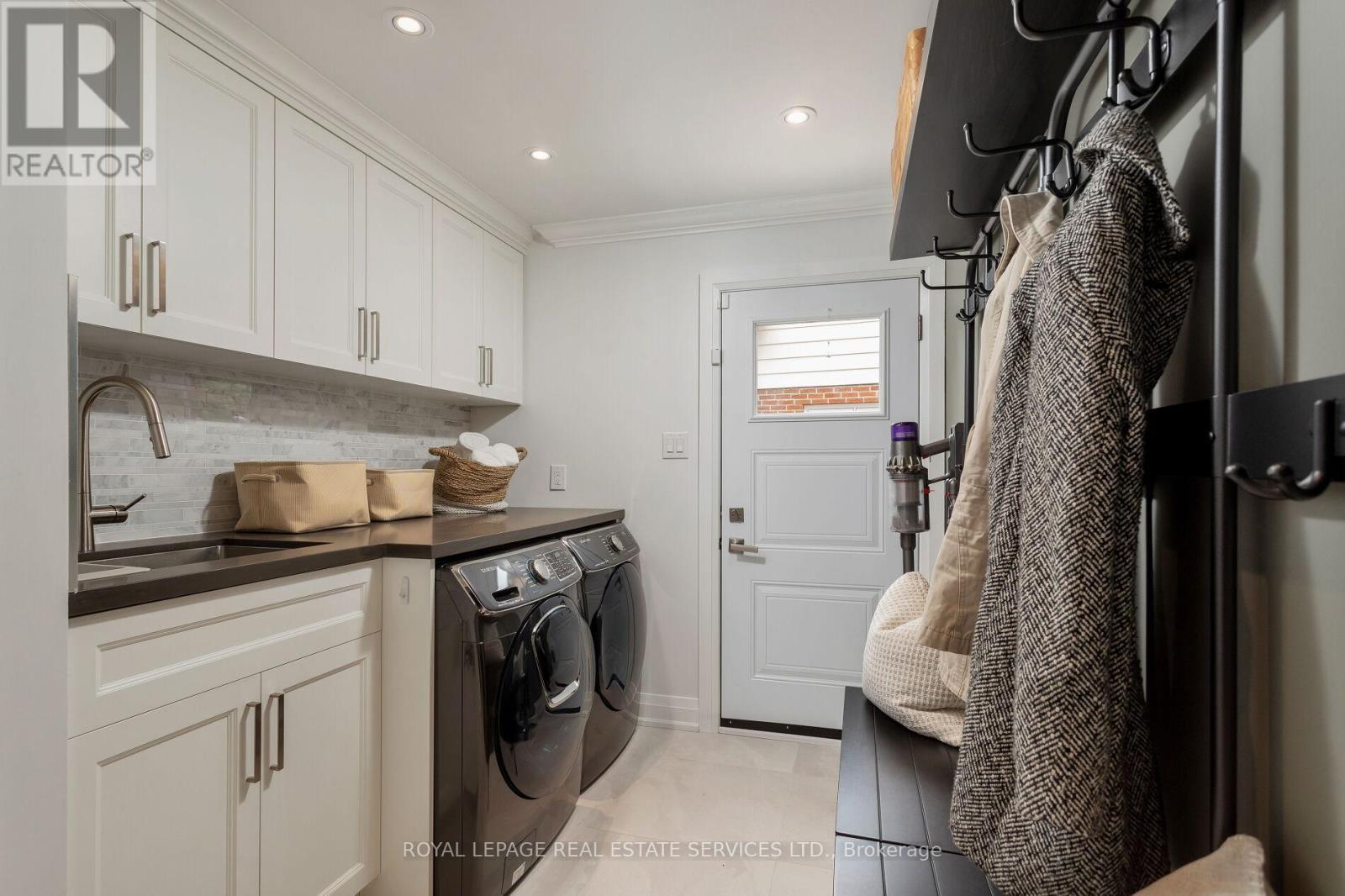 












1045 FAIR BIRCH DRIVE

,
Mississauga,




Ontario
L5H1M4

