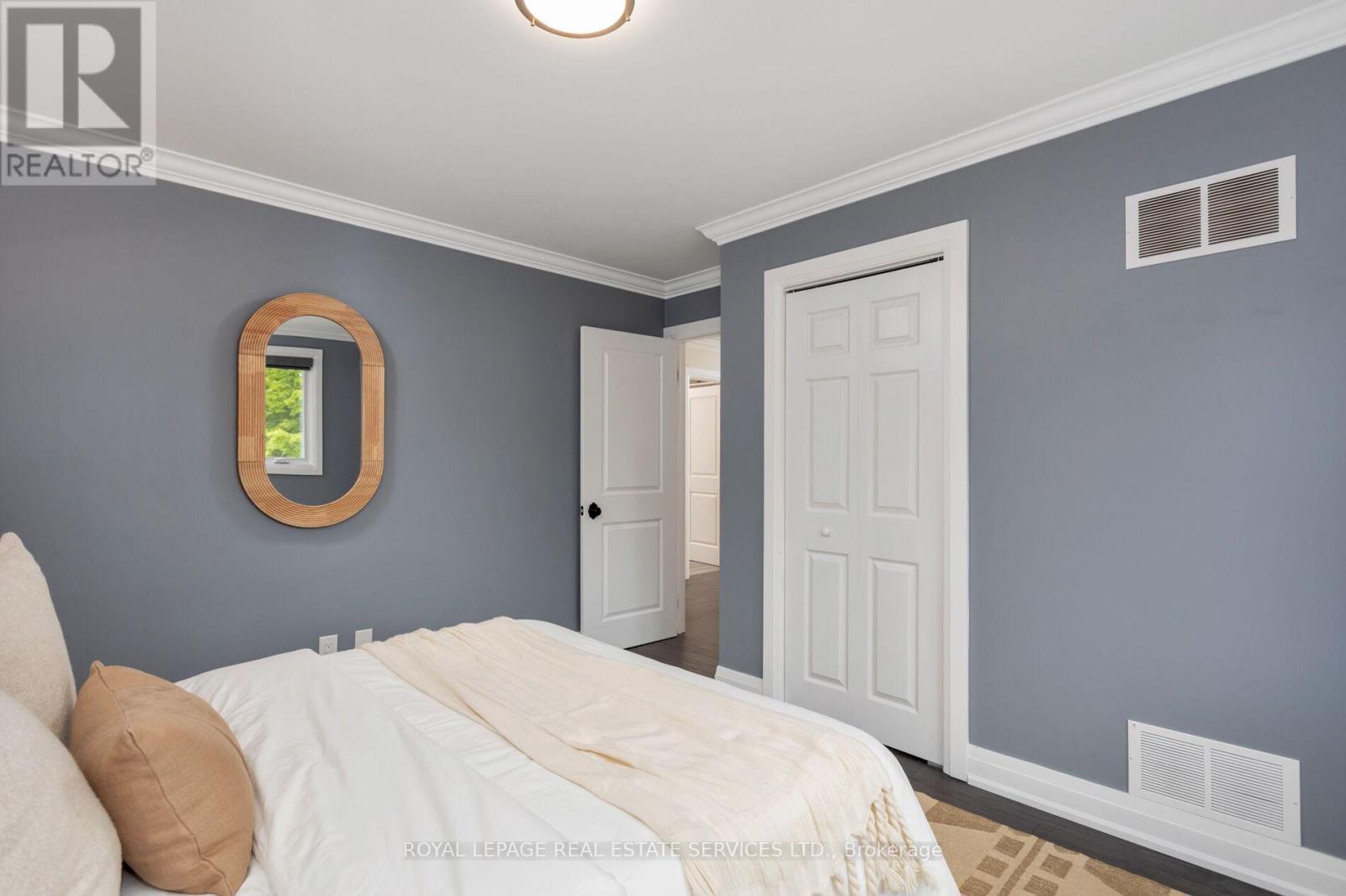 












1045 FAIR BIRCH DRIVE

,
Mississauga,




Ontario
L5H1M4

