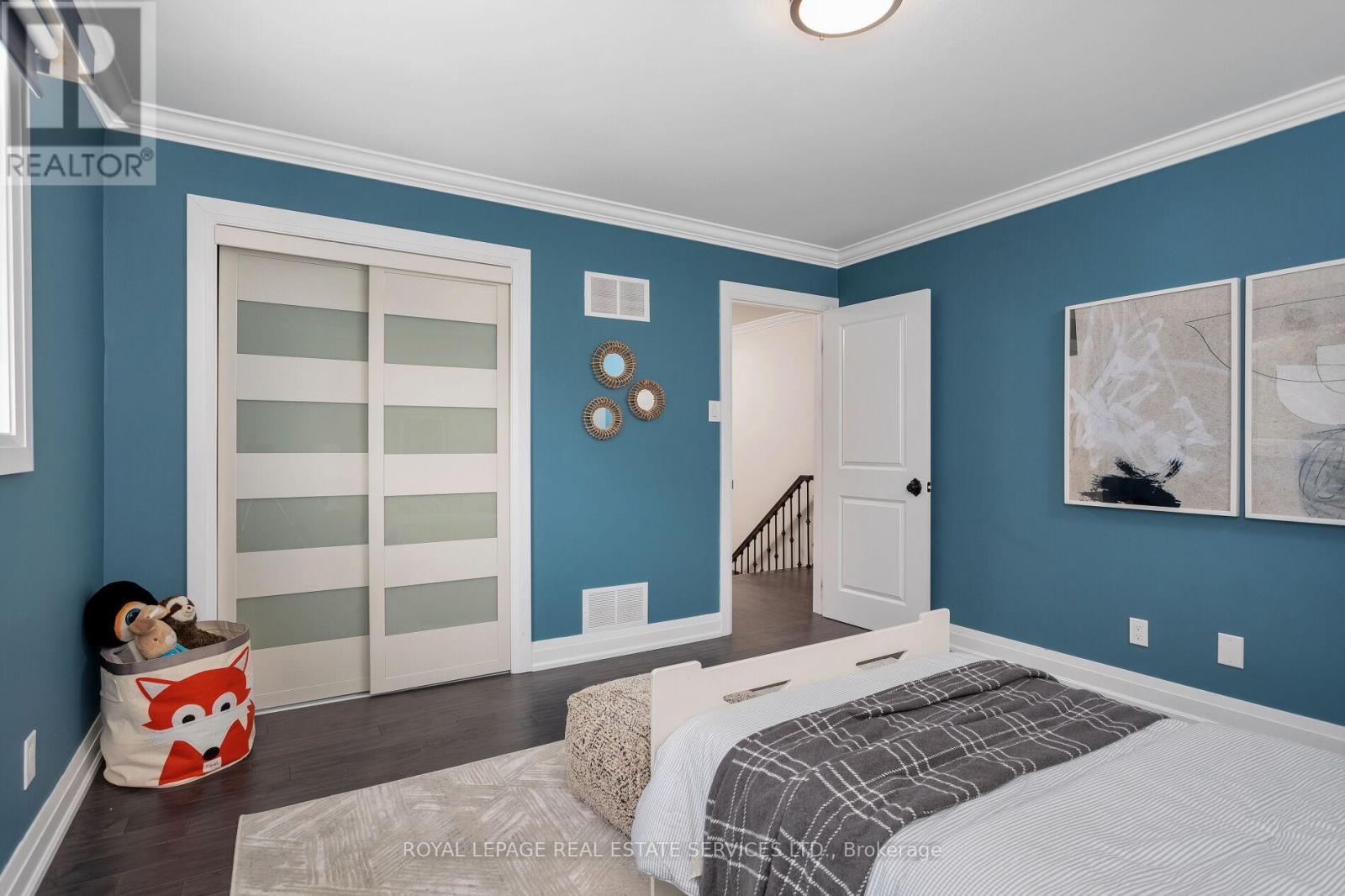 












1045 FAIR BIRCH DRIVE

,
Mississauga,




Ontario
L5H1M4

