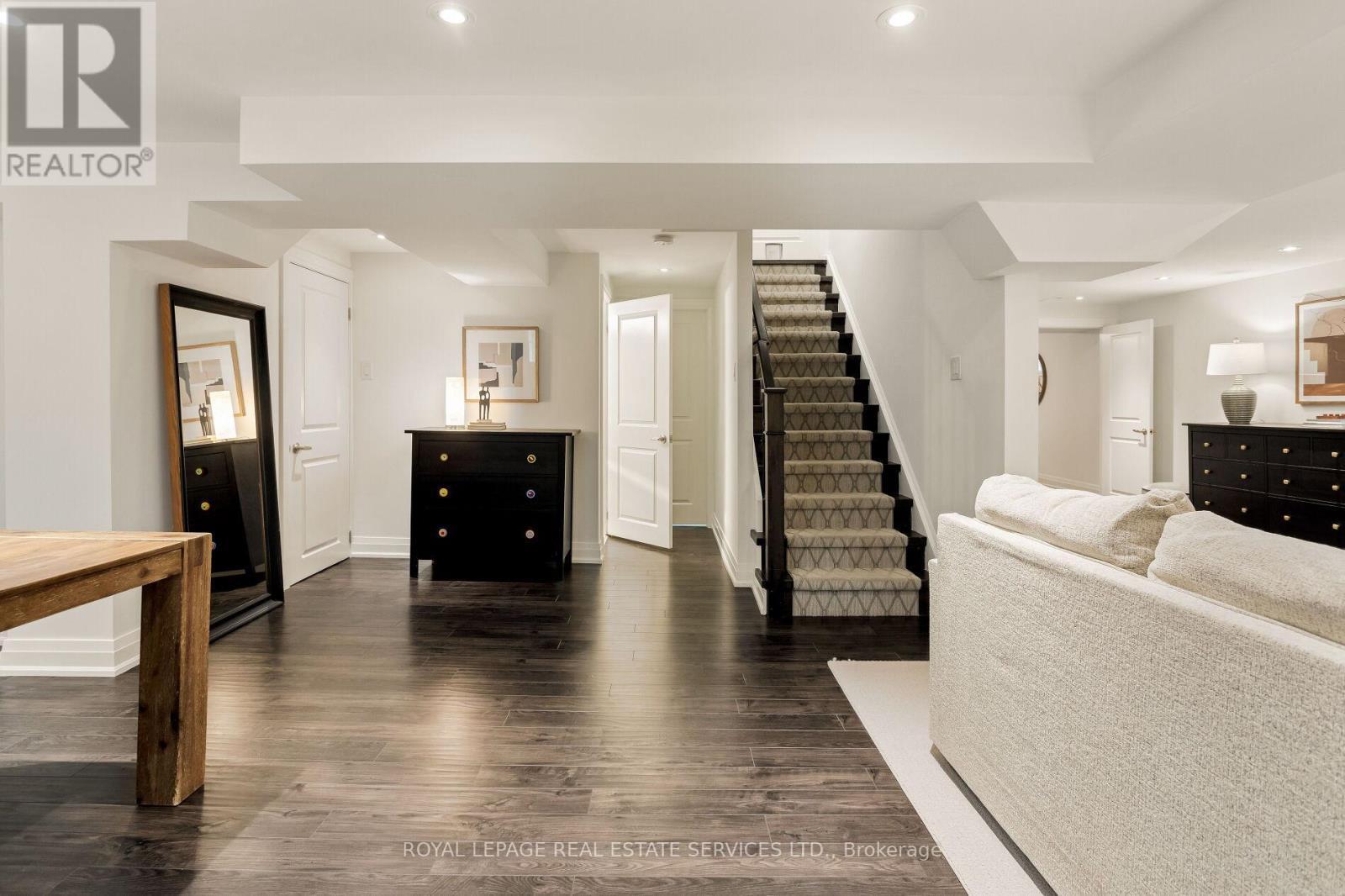












1045 FAIR BIRCH DRIVE

,
Mississauga,




Ontario
L5H1M4

