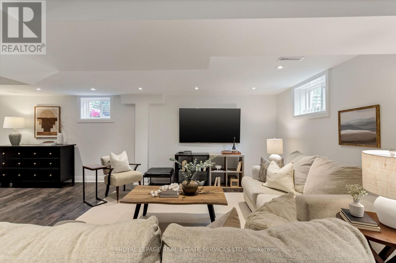 












1045 FAIR BIRCH DRIVE

,
Mississauga,




Ontario
L5H1M4

