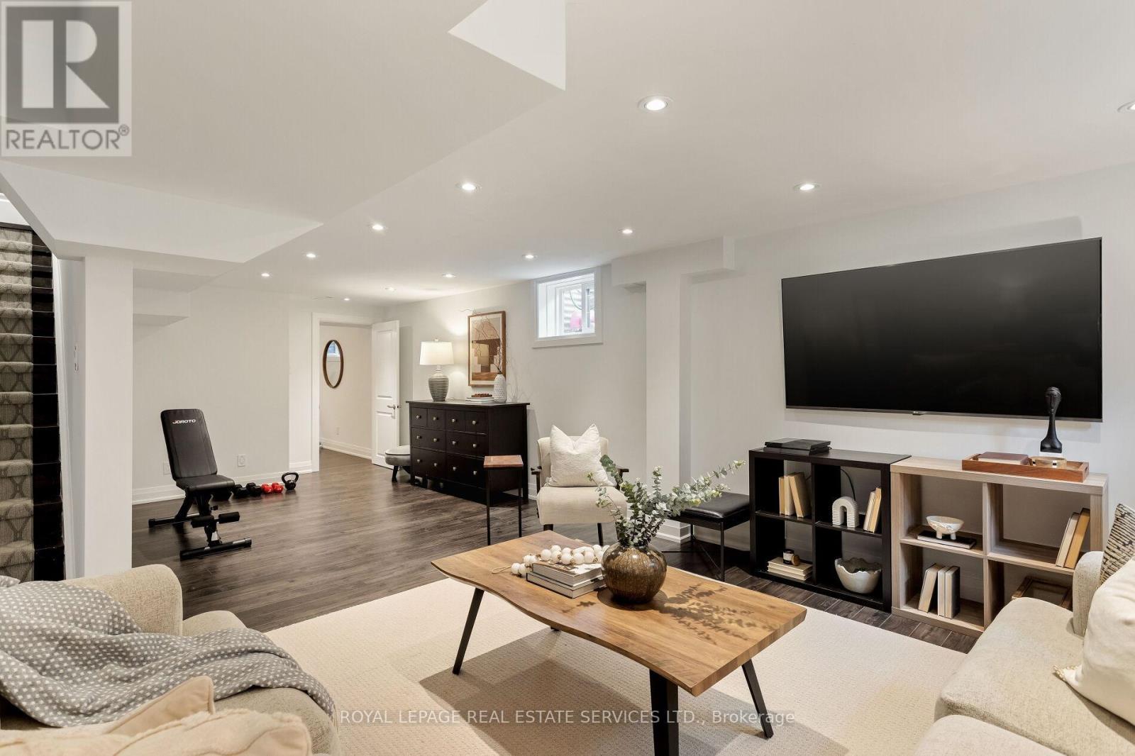 












1045 FAIR BIRCH DRIVE

,
Mississauga,




Ontario
L5H1M4

