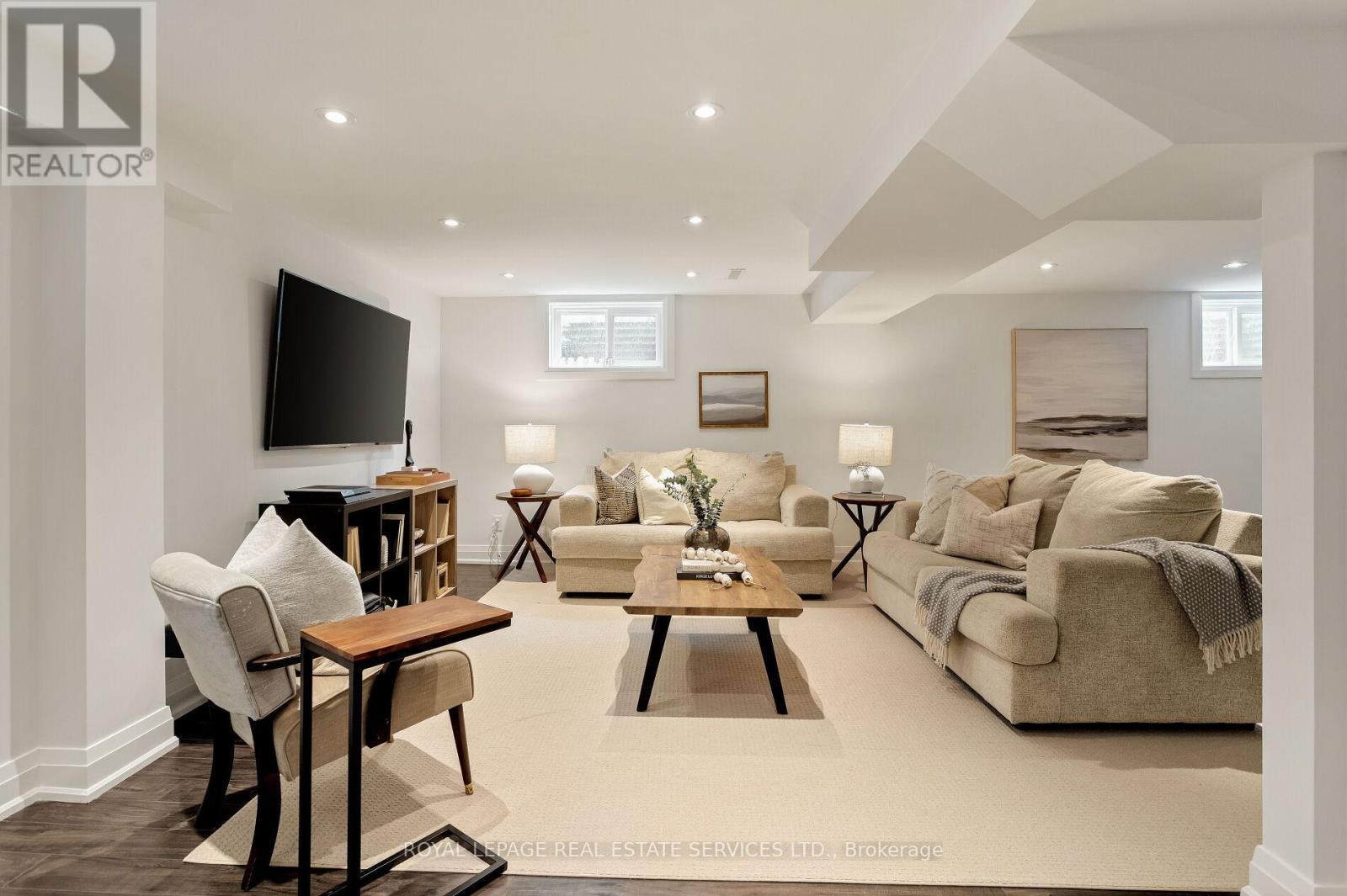 












1045 FAIR BIRCH DRIVE

,
Mississauga,




Ontario
L5H1M4

