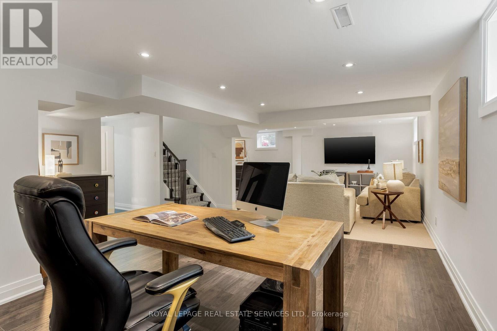 












1045 FAIR BIRCH DRIVE

,
Mississauga,




Ontario
L5H1M4

