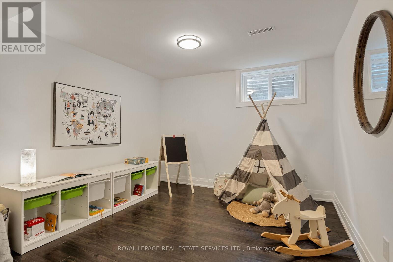 












1045 FAIR BIRCH DRIVE

,
Mississauga,




Ontario
L5H1M4

