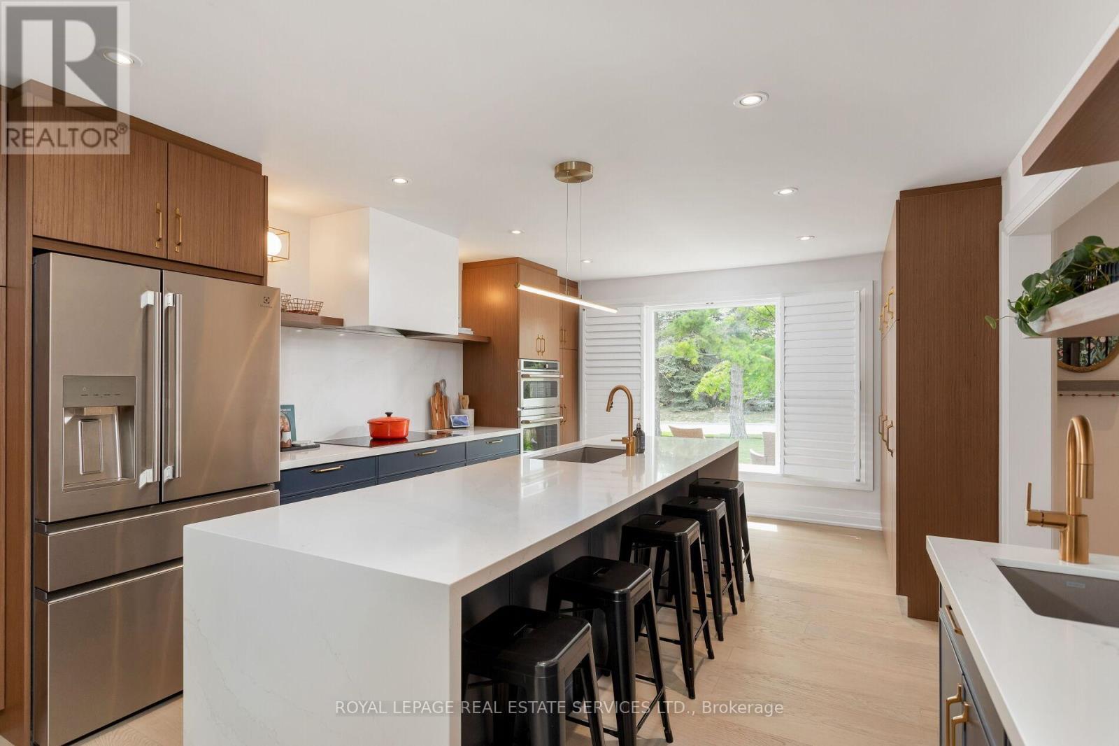 












1045 FAIR BIRCH DRIVE

,
Mississauga,




Ontario
L5H1M4

