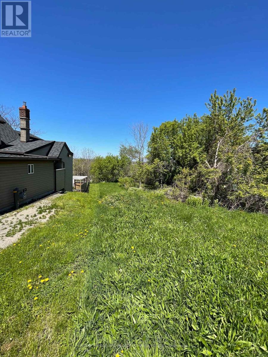 












1 BALL AVENUE

,
St. Catharines (Burleigh Hill),







Ontario
L2T1B4

