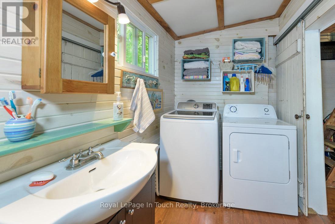 












21 SEVERN RIVER SR406 S

,
Muskoka Lakes (Wood (Muskoka Lakes)),




Ontario
L0K1E0

