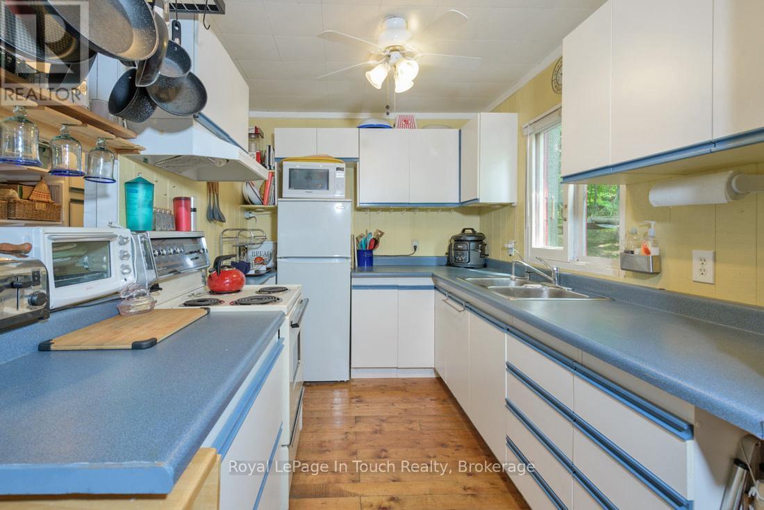 












21 SEVERN RIVER SR406 S

,
Muskoka Lakes (Wood (Muskoka Lakes)),




Ontario
L0K1E0

