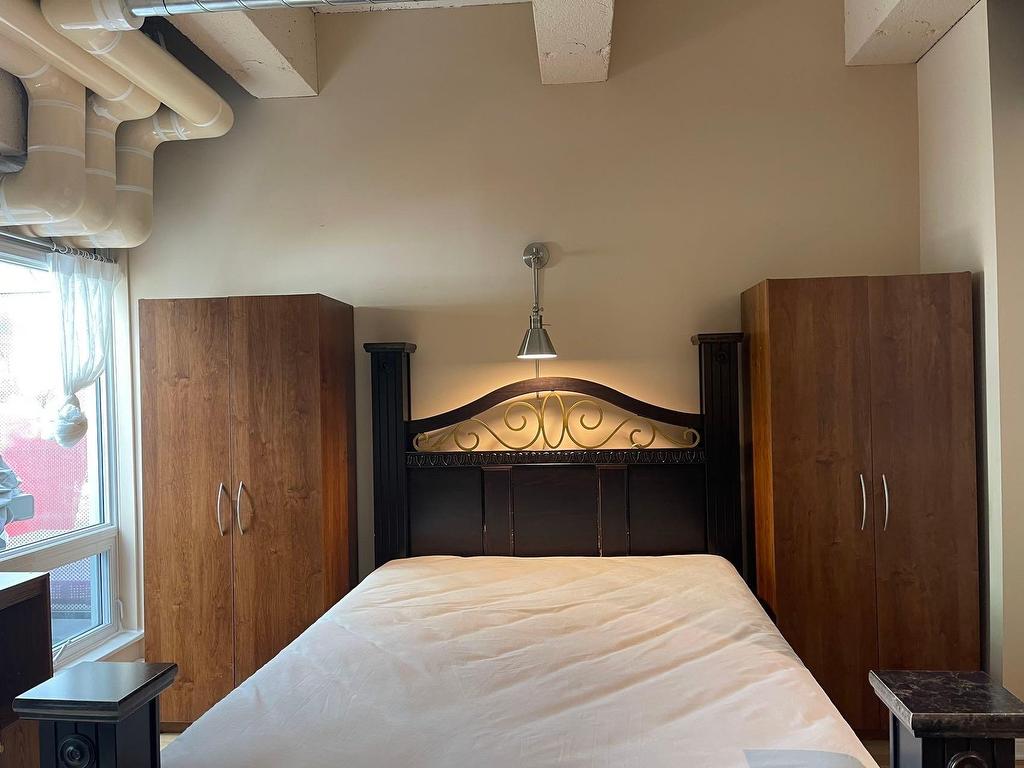 









1200


Rue St-Alexandre

, 119,
Montréal (Ville-Marie),




QC
H3B3H5

