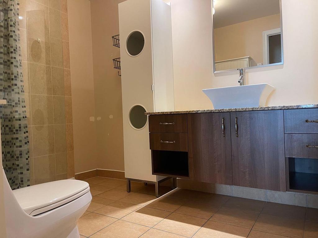 









1200


Rue St-Alexandre

, 119,
Montréal (Ville-Marie),




QC
H3B3H5

