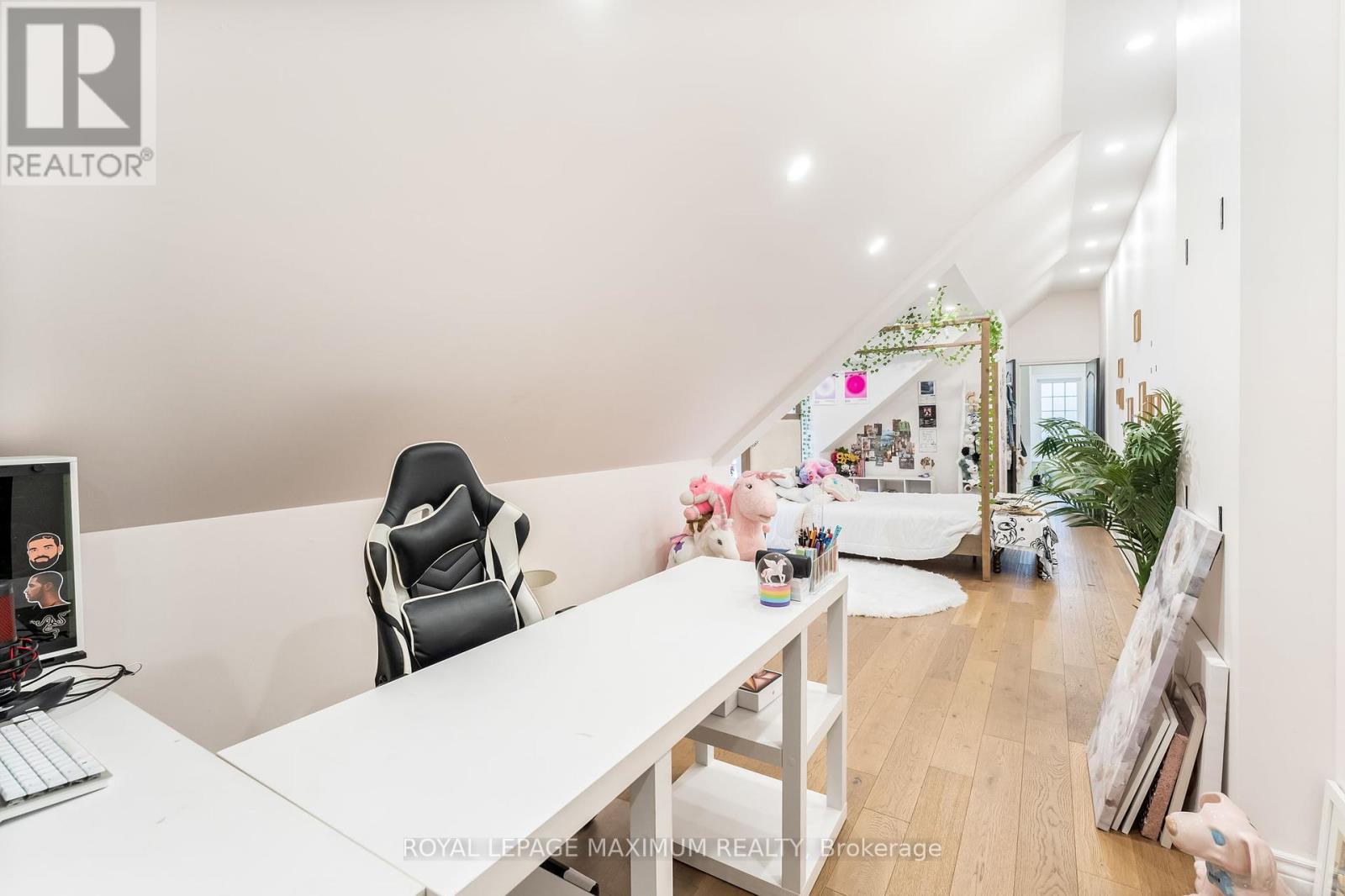 












14 PINE GROVE ROAD

,
Vaughan,




Ontario
L4L2X1

