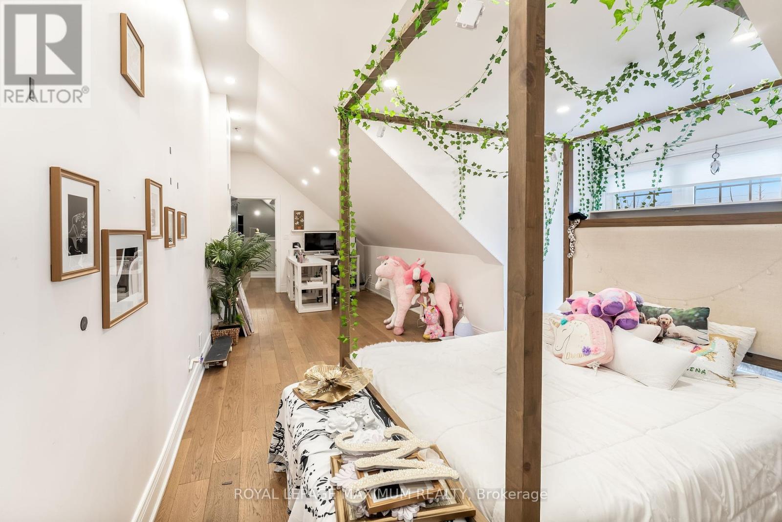 












14 PINE GROVE ROAD

,
Vaughan,




Ontario
L4L2X1

