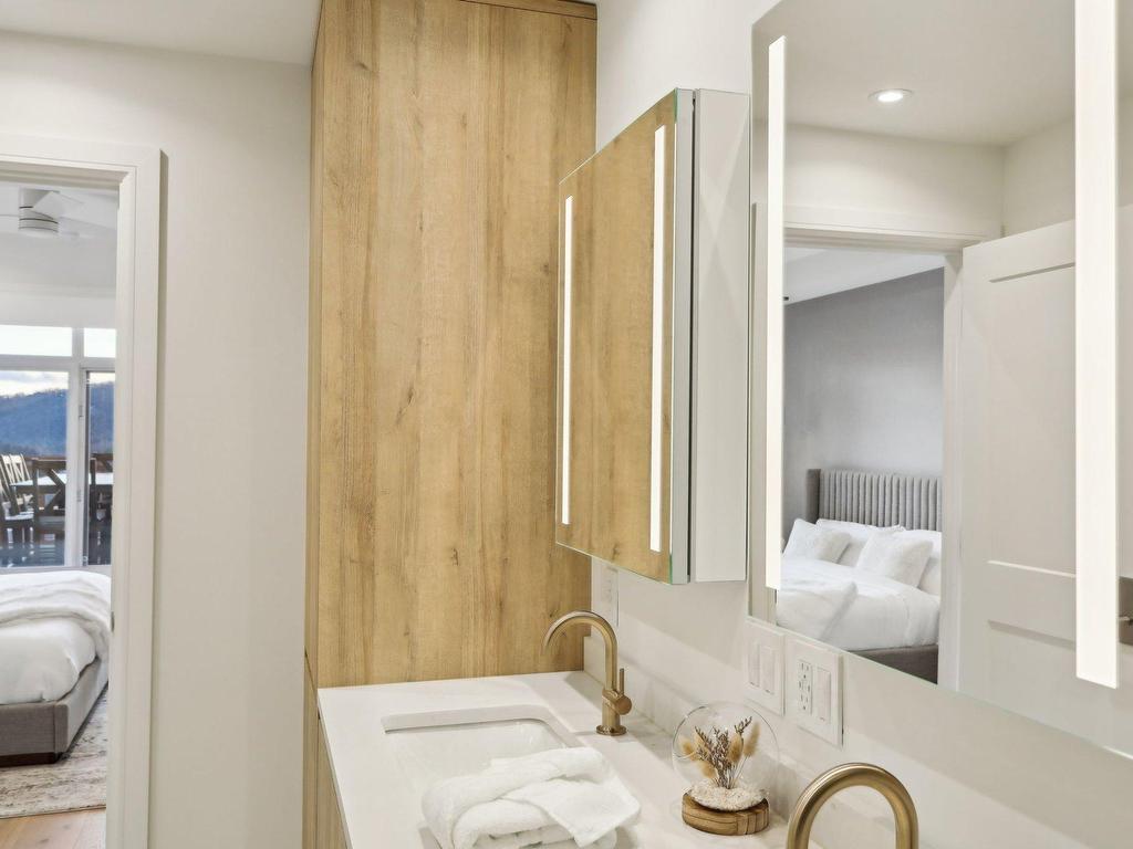 









168


Ch. au Pied-de-la-Montagne

, 4,
Mont-Tremblant,




QC
J8E3M2

