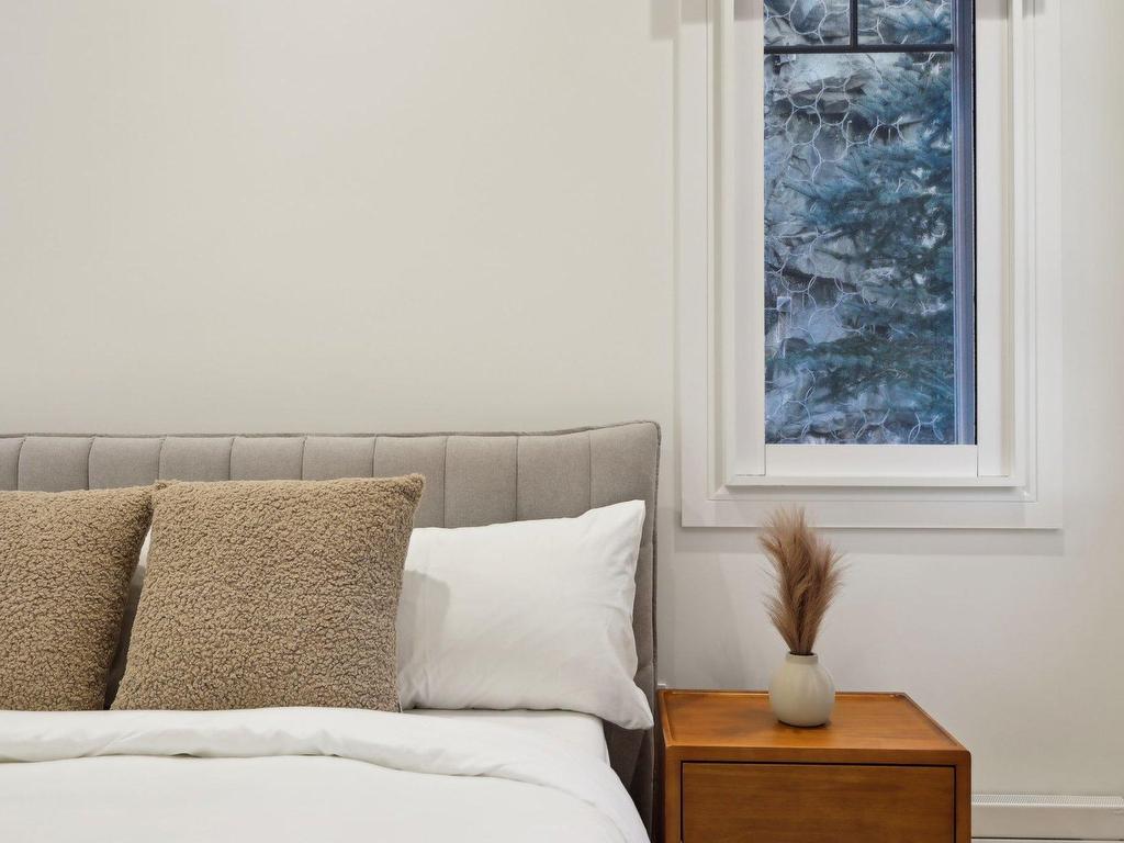 









168


Ch. au Pied-de-la-Montagne

, 4,
Mont-Tremblant,




QC
J8E3M2


