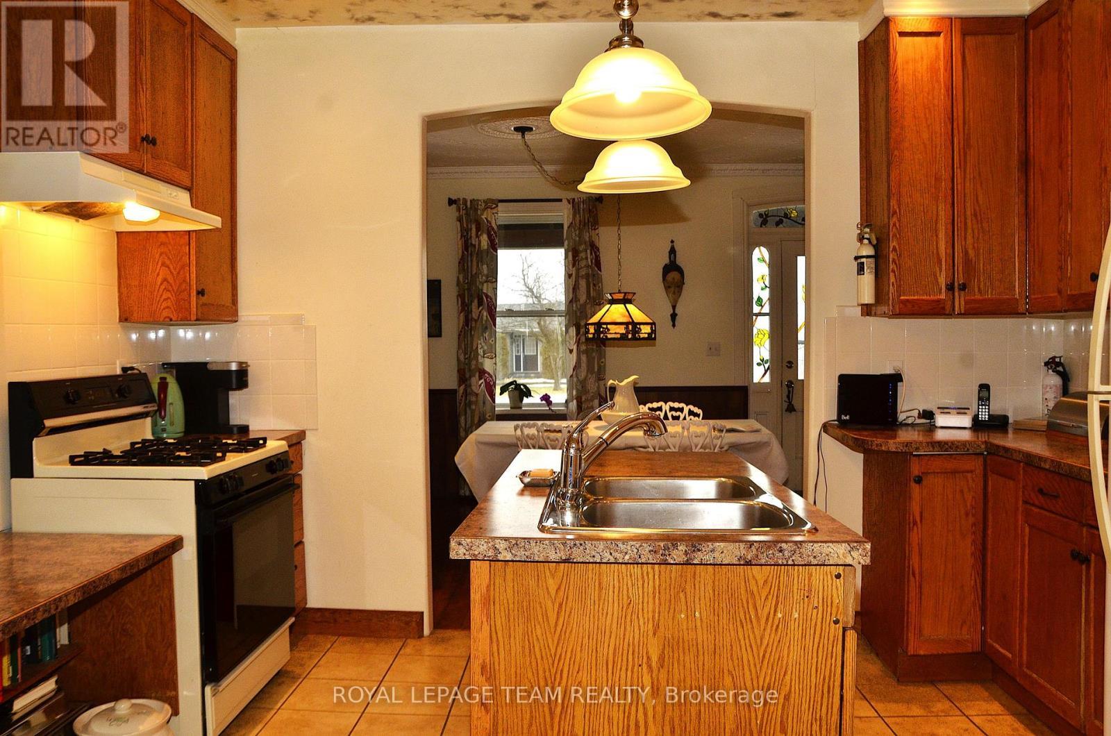 












804 COUNTY RD 2 ROAD W

,
Edwardsburgh/Cardinal,




Ontario
K0E1E0

