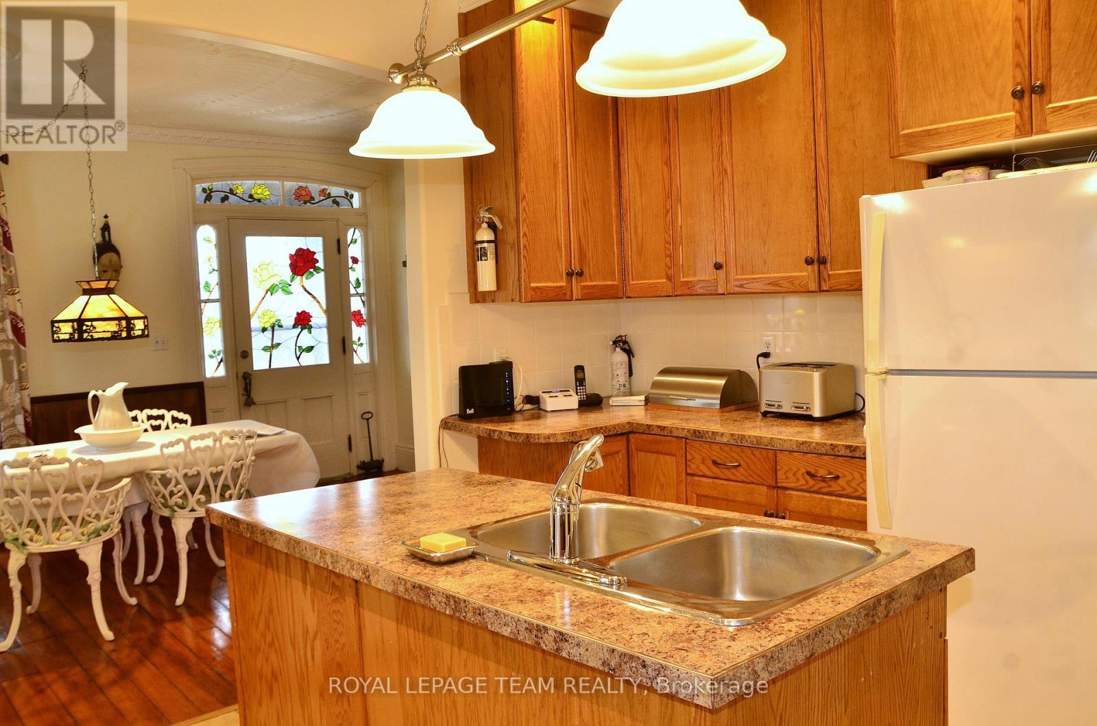 












804 COUNTY RD 2 ROAD W

,
Edwardsburgh/Cardinal,




Ontario
K0E1E0

