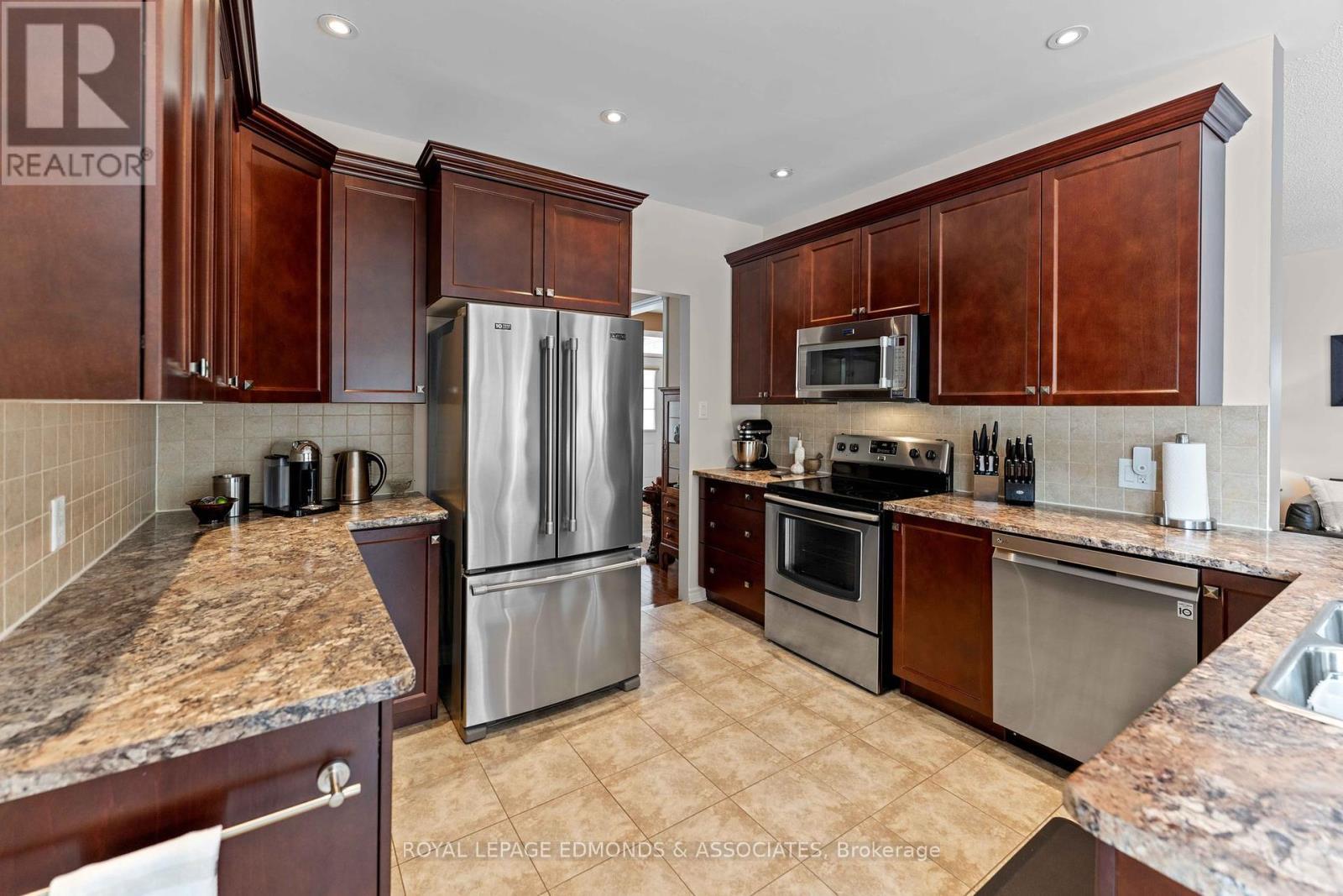 












31 BEDARD BOULEVARD

,
Petawawa,




Ontario
K8H0B7

