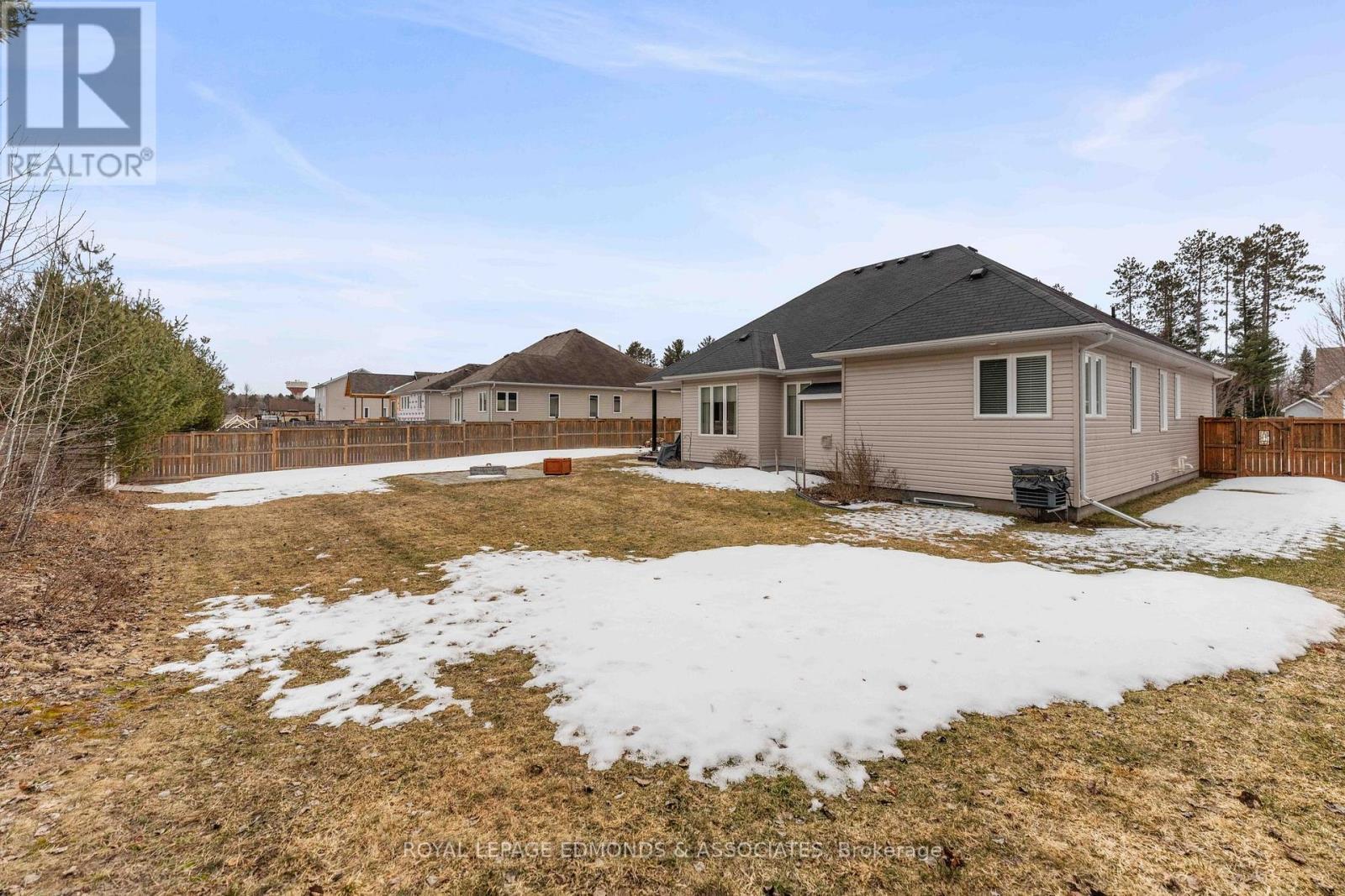












31 BEDARD BOULEVARD

,
Petawawa,




Ontario
K8H0B7

