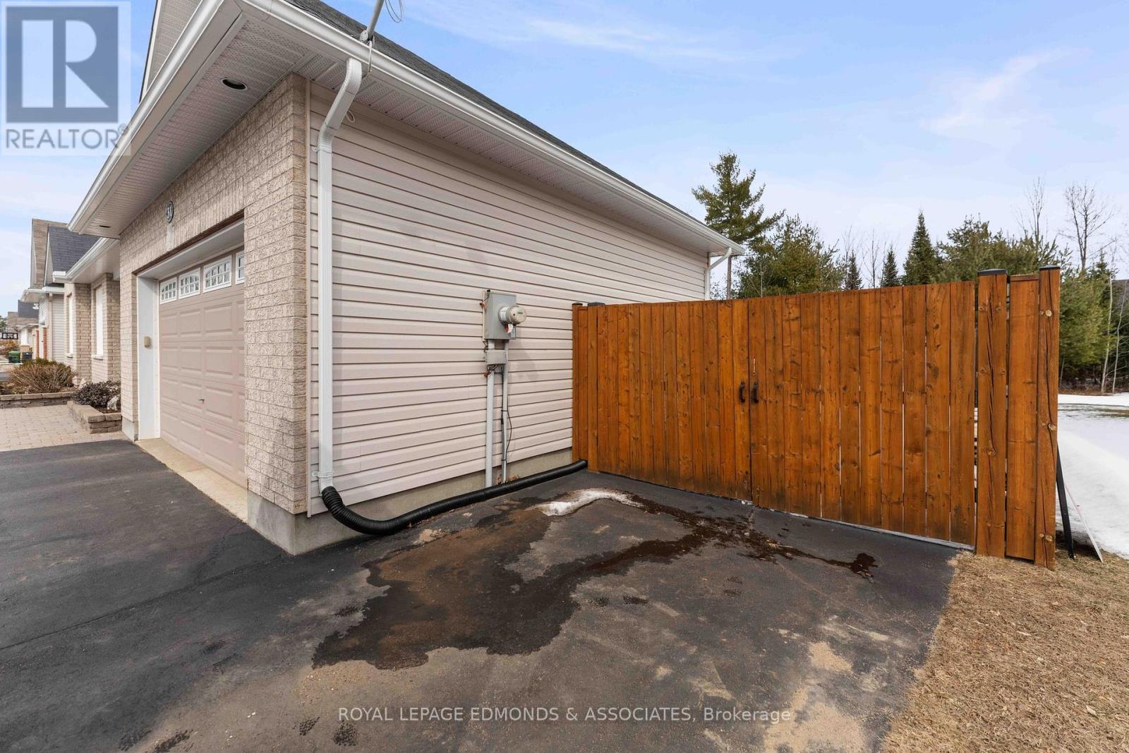 












31 BEDARD BOULEVARD

,
Petawawa,




Ontario
K8H0B7

