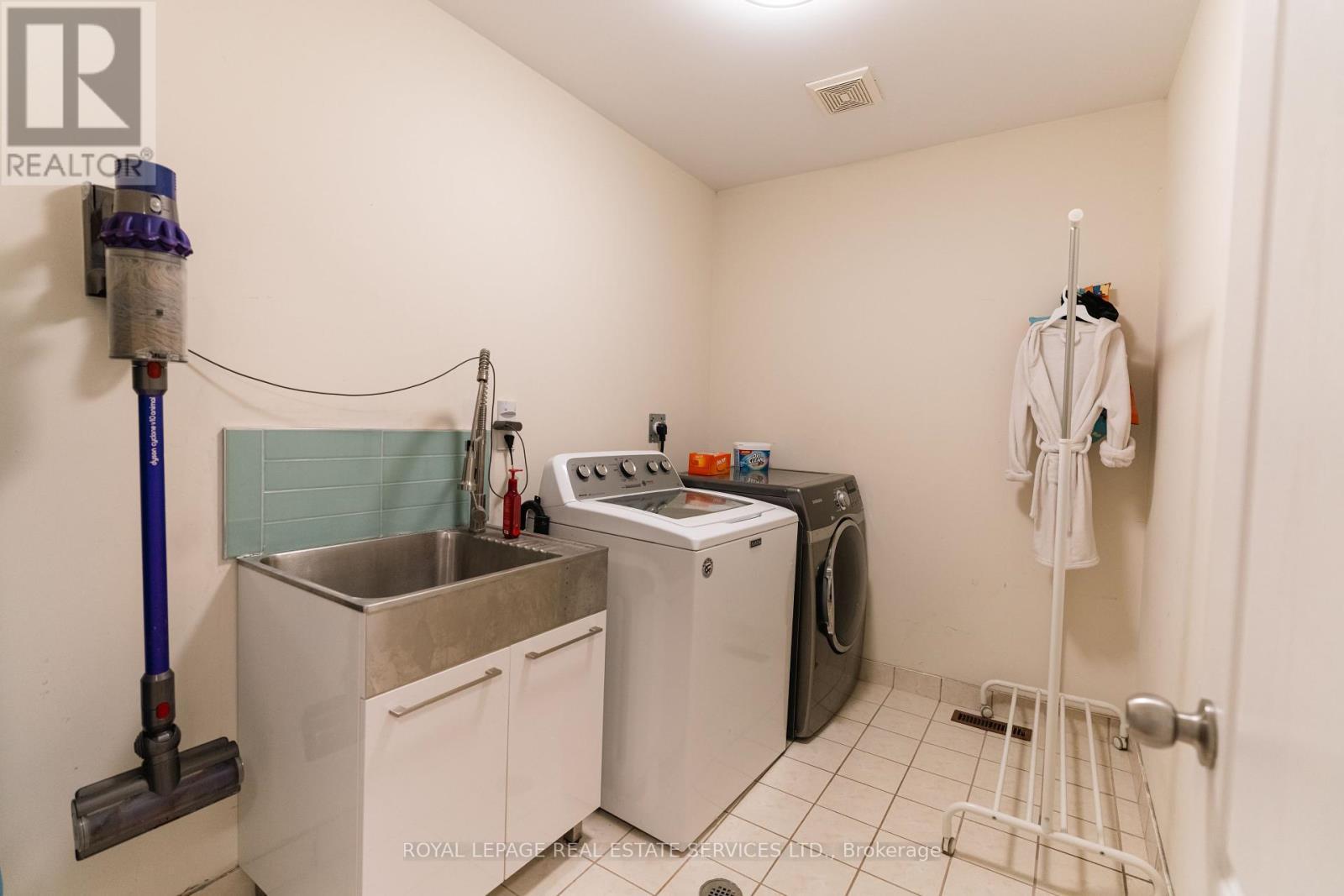 












1339 DUVAL DRIVE

,
Mississauga,




Ontario
L5V2W5

