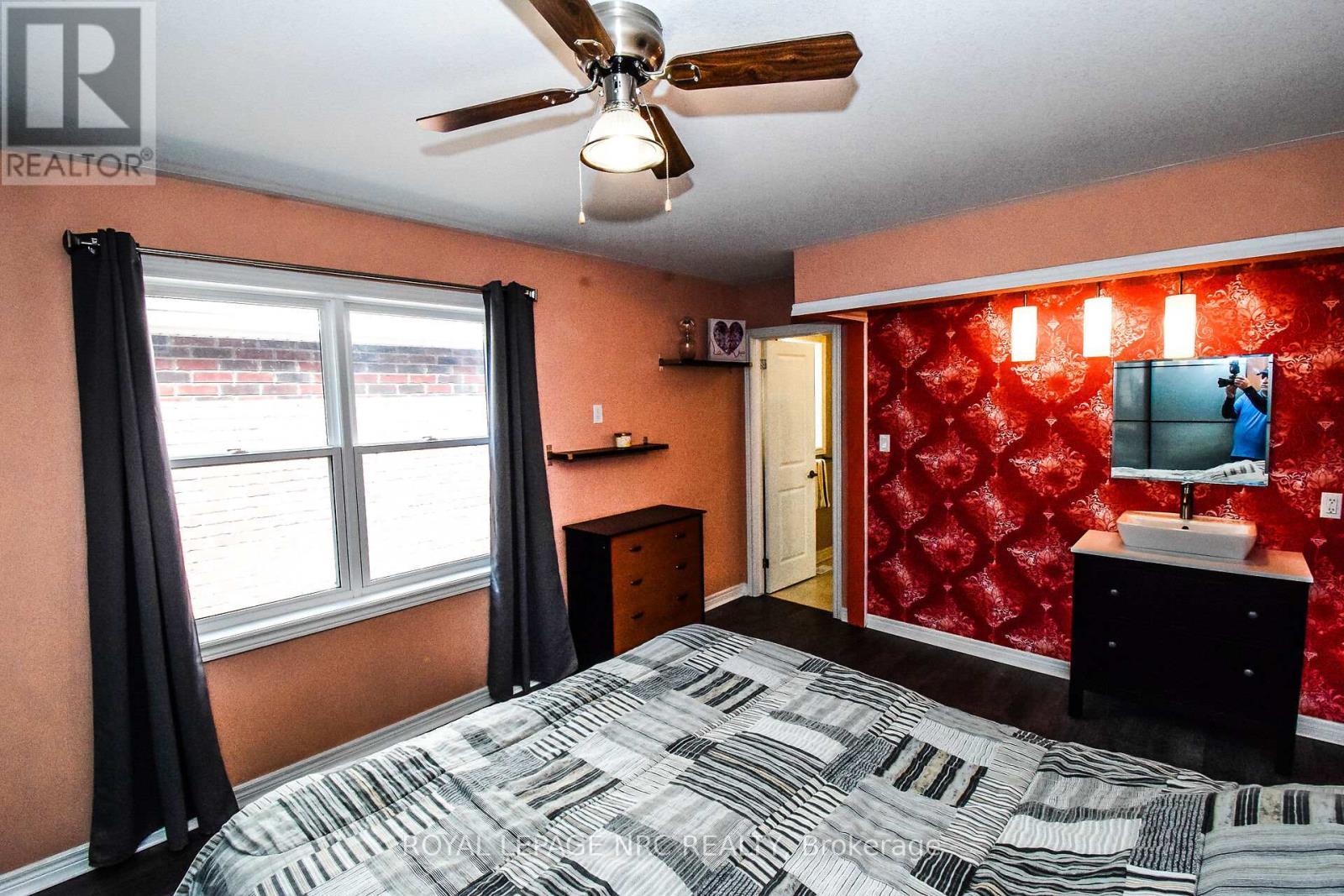 












210 CLASSIC AVENUE

,
Welland (Lincoln/Crowland),




Ontario
L3B0A4

