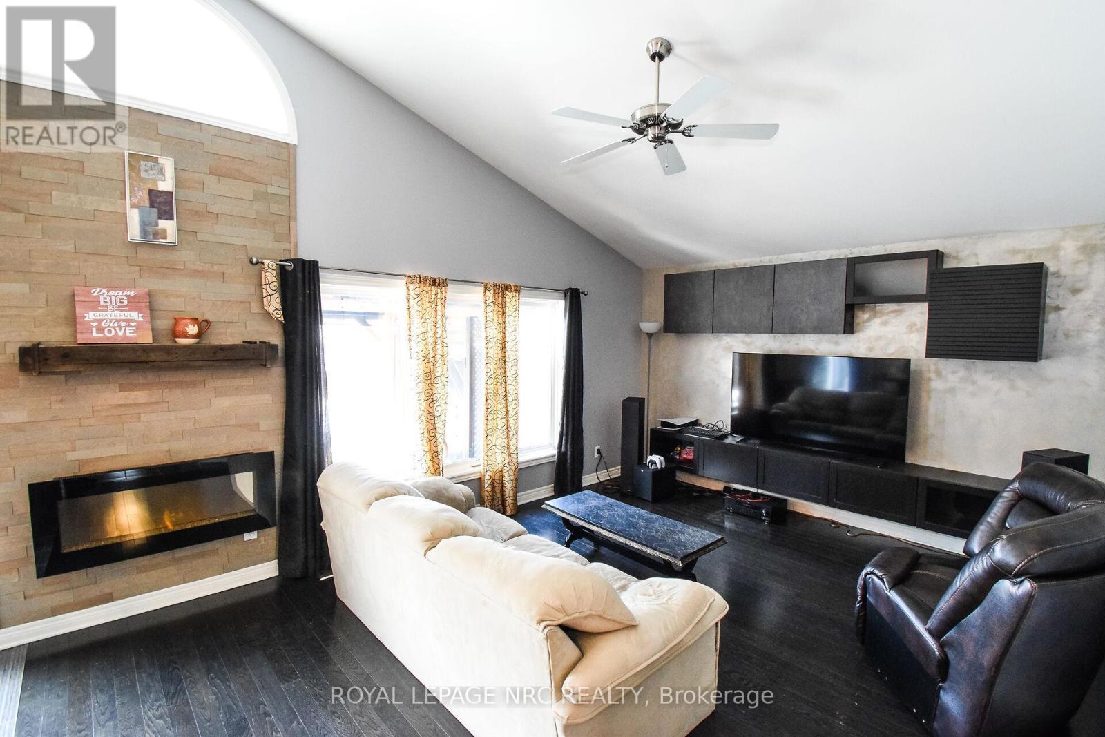 












210 CLASSIC AVENUE

,
Welland (Lincoln/Crowland),




Ontario
L3B0A4

