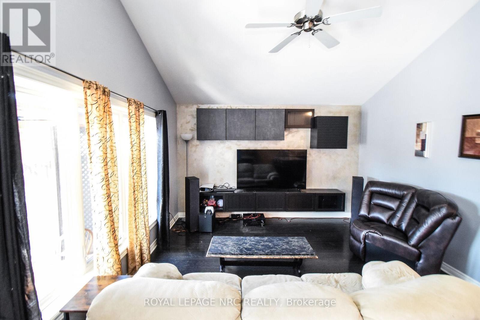 












210 CLASSIC AVENUE

,
Welland (Lincoln/Crowland),




Ontario
L3B0A4

