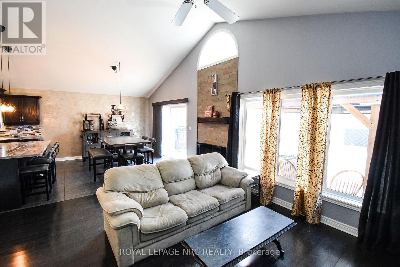 












210 CLASSIC AVENUE

,
Welland (Lincoln/Crowland),




Ontario
L3B0A4

