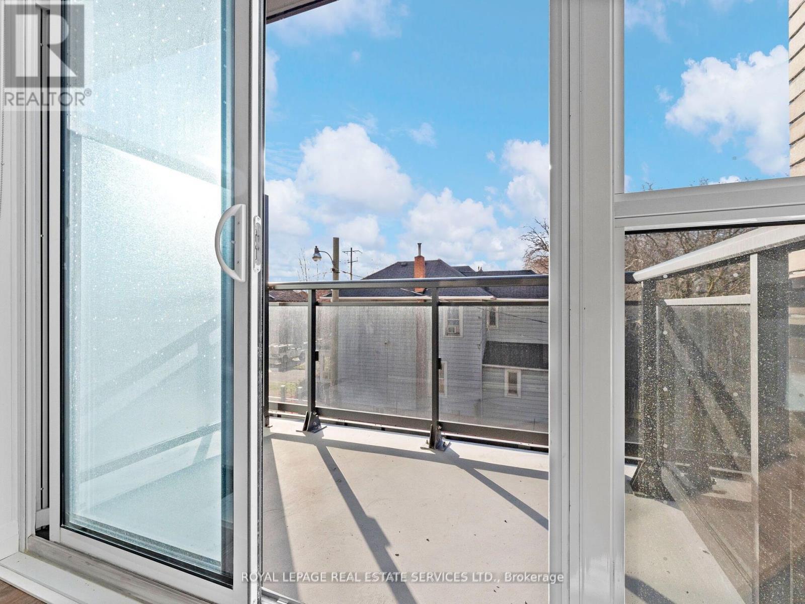 












215 - 286 MAIN STREET

,
Toronto,




Ontario
M4C4X5

