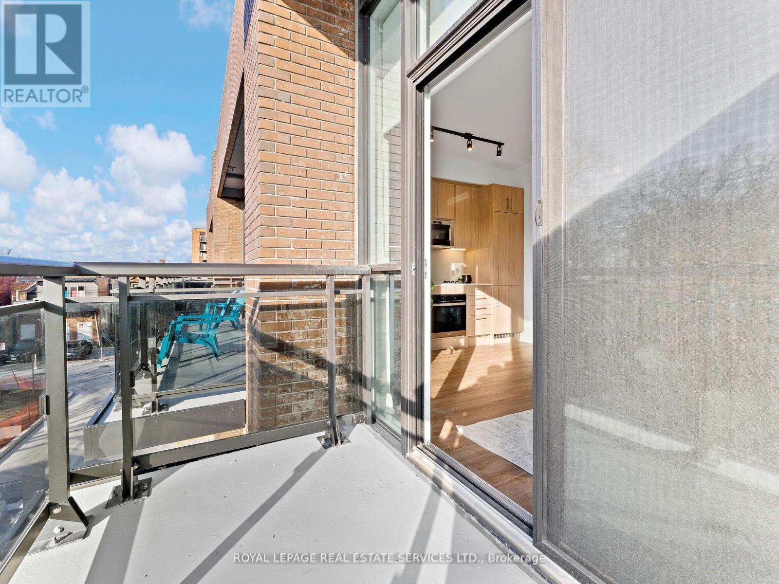 












215 - 286 MAIN STREET

,
Toronto,




Ontario
M4C4X5

