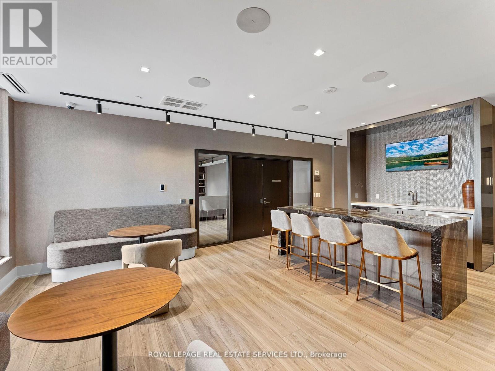 












215 - 286 MAIN STREET

,
Toronto,




Ontario
M4C4X5

